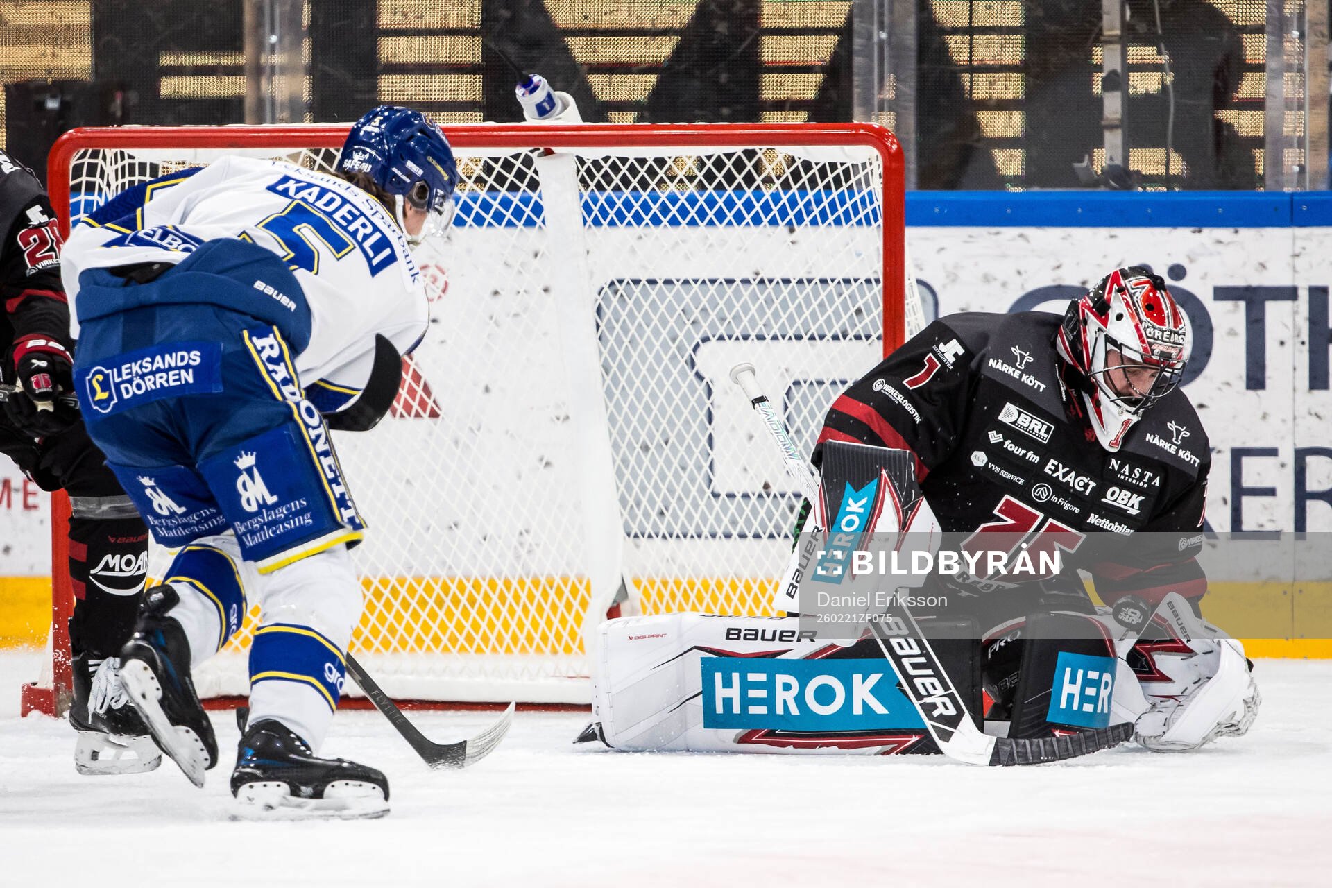 Leksands Andro Kaderli och Örebros målvakt Jhonas Enroth