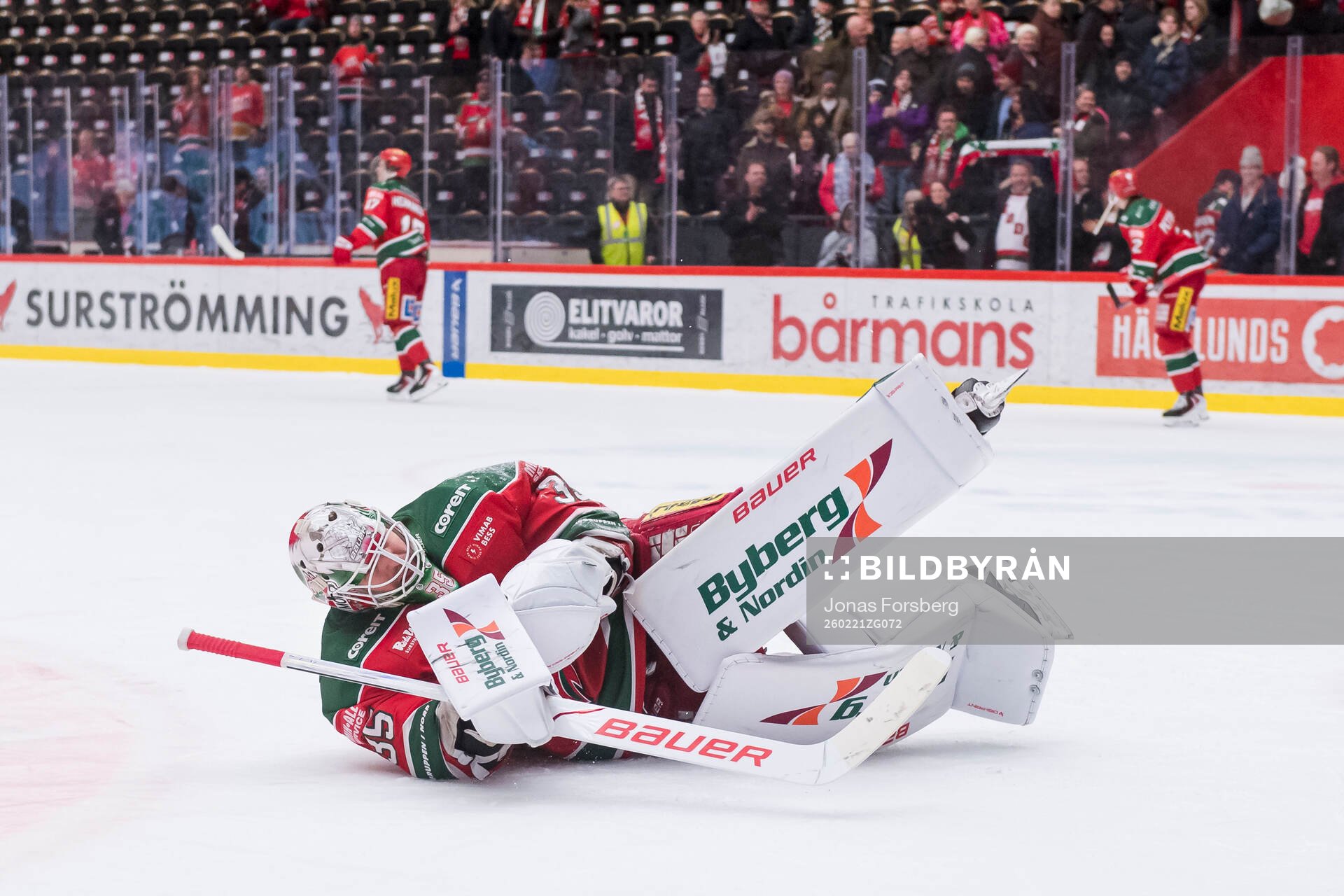 Modos målvakt Adam Werner jublar
