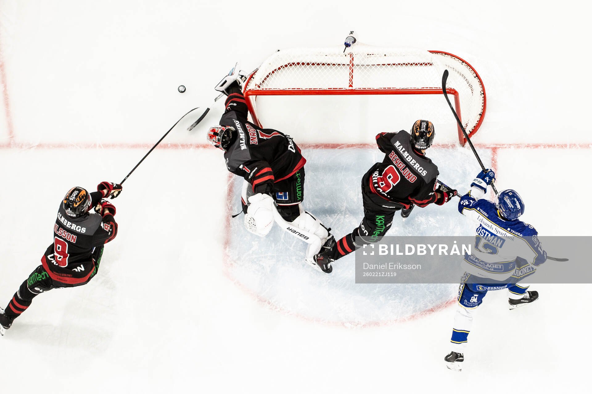 Örebros Niklas Nilsson och Örebros målvakt Jhonas Enroth
