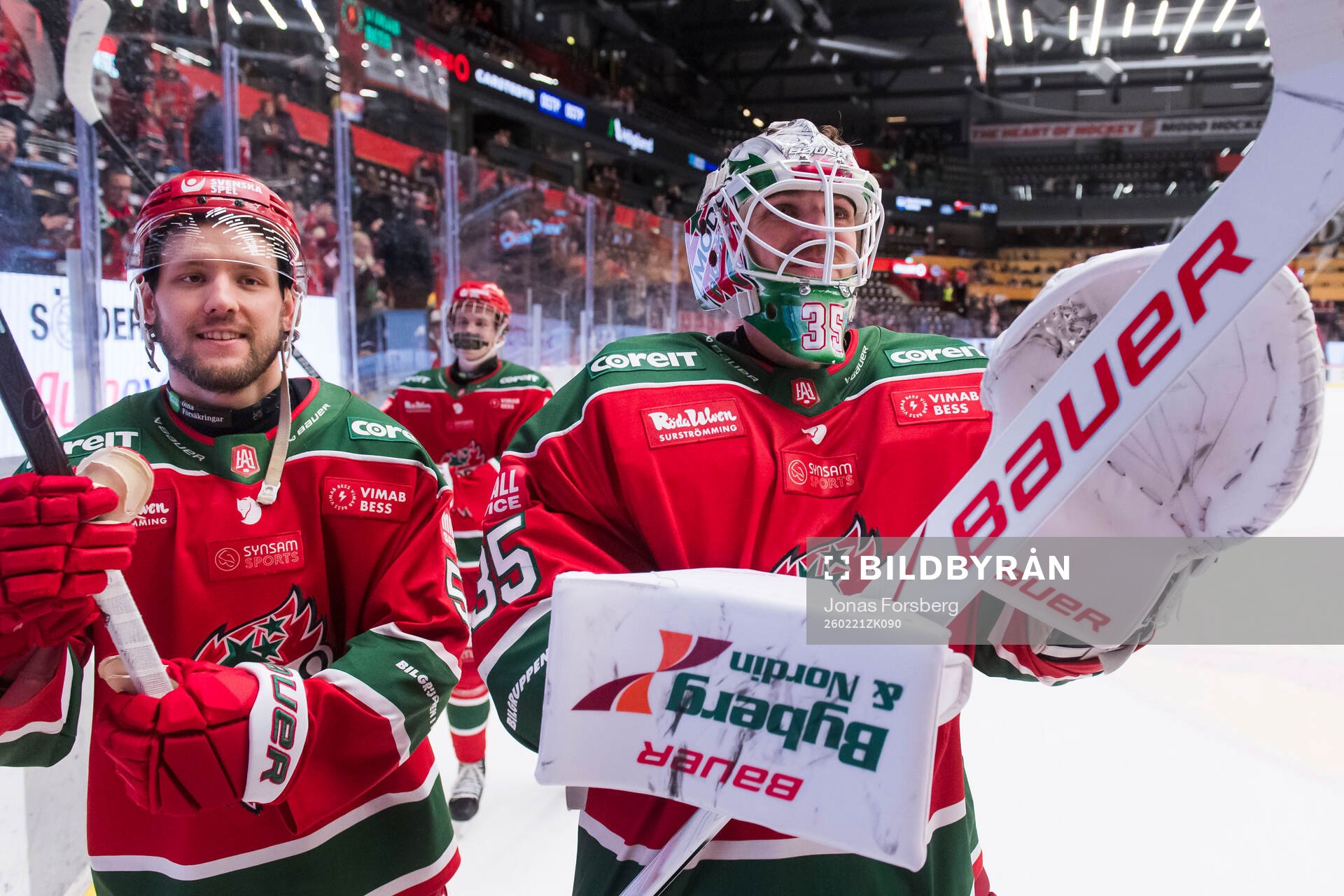 Modos Victor Berglund och målvakt Adam Werner jublar