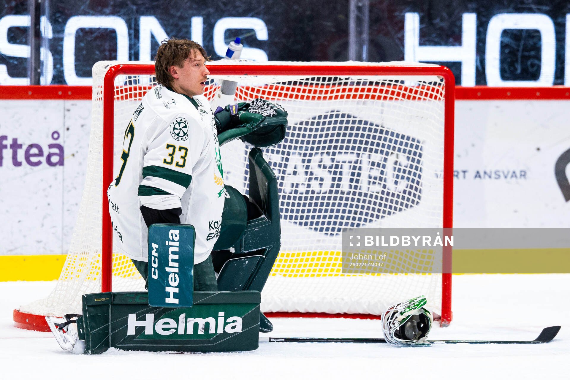Färjestads målvakt Emil Larmi utan hjälm