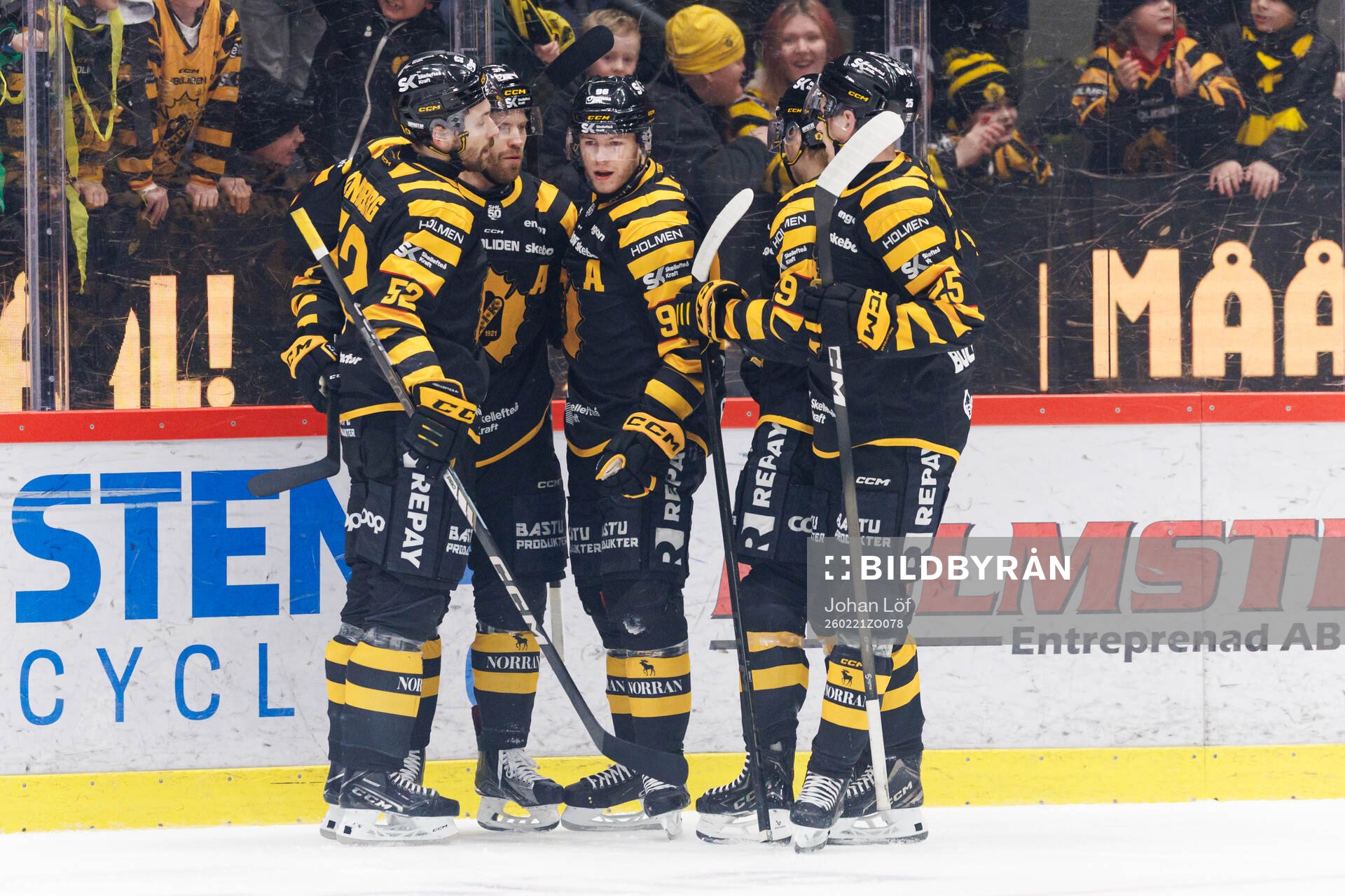 Skellefteås Rickard Hugg jublar med lagkamrater
