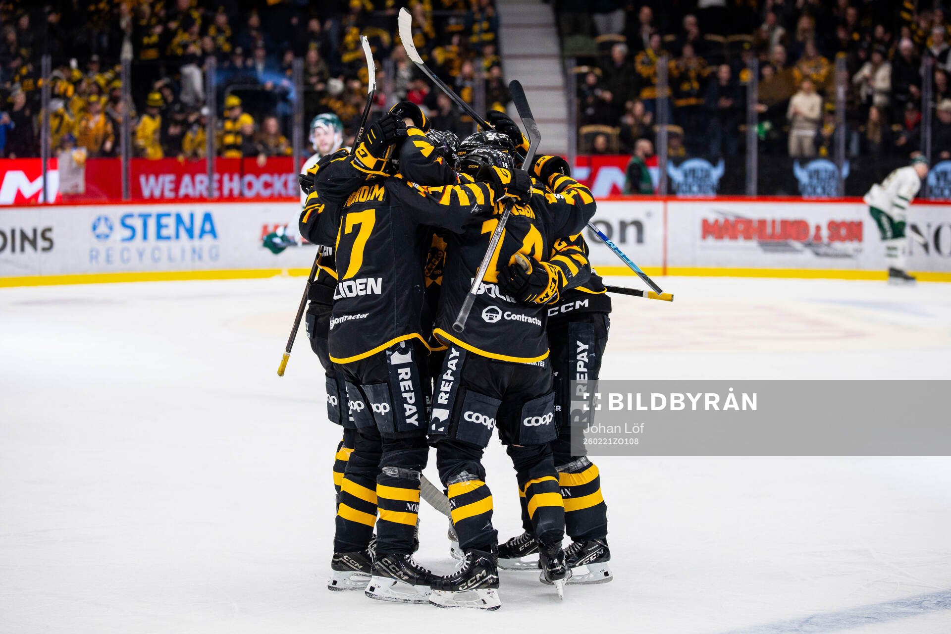 Skellefteås Pär Lindholm jublar med lagkamrater