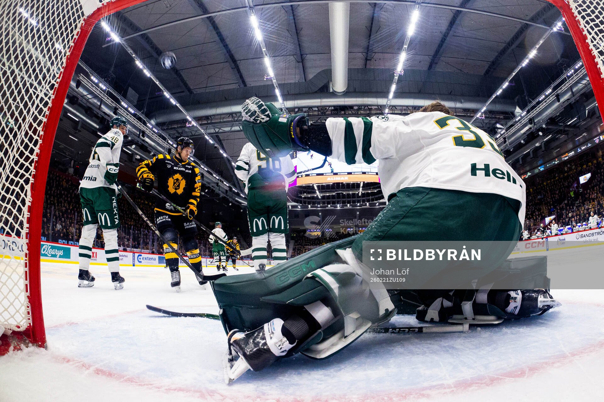 Skellefteå skjuter mot Färjestads målvakt Emil Larmi som
