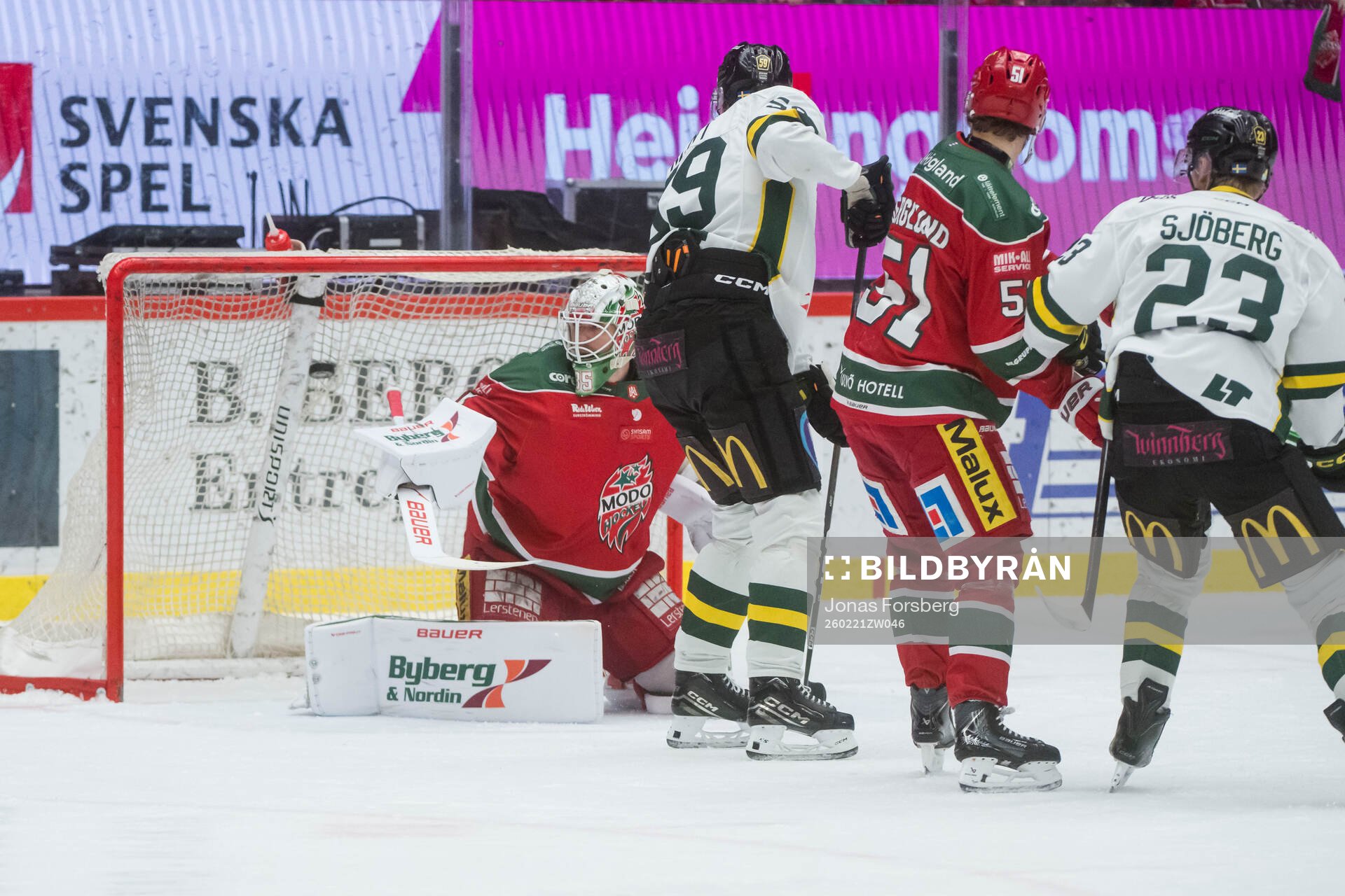Modos målvakt Adam Werner  släpper in 0-1 målet