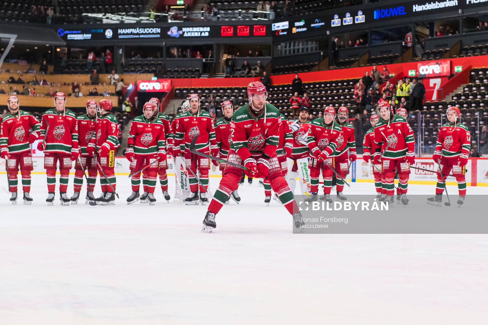 Modos David Rundblad jublar med lagkamraterna