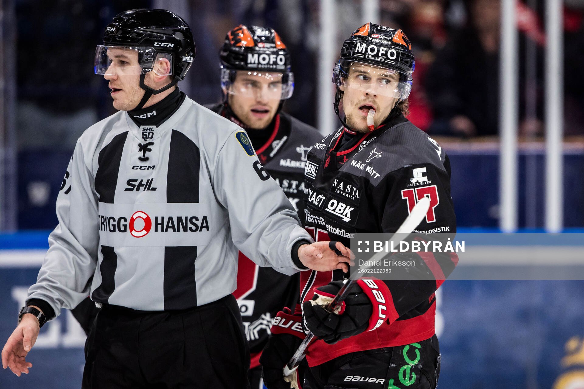 Linjedomare Christian Billing och Örebros William Wikman