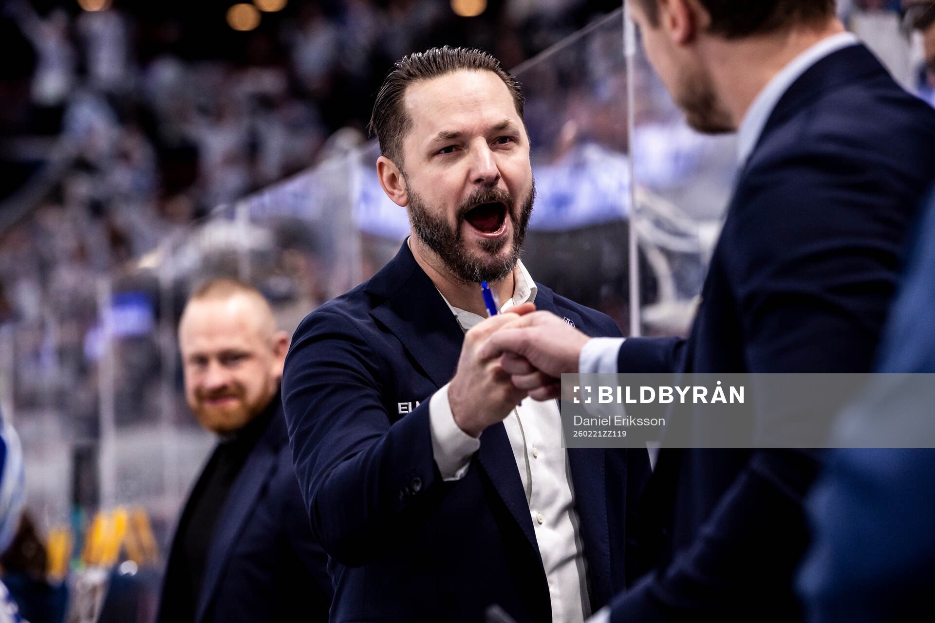 Leksands assisterande tränare Niklas Persson jublar