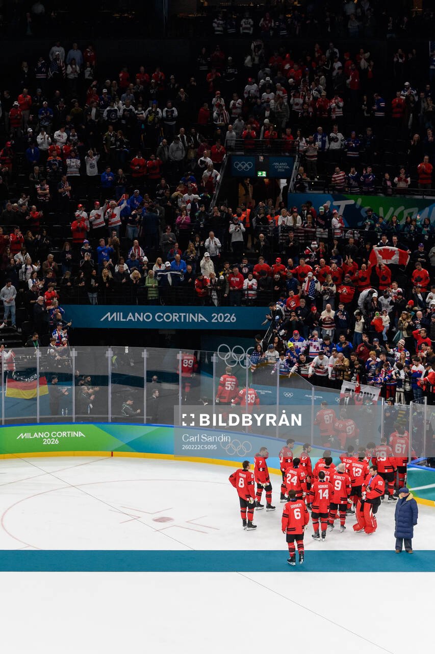 The players of Canada leaves the ice