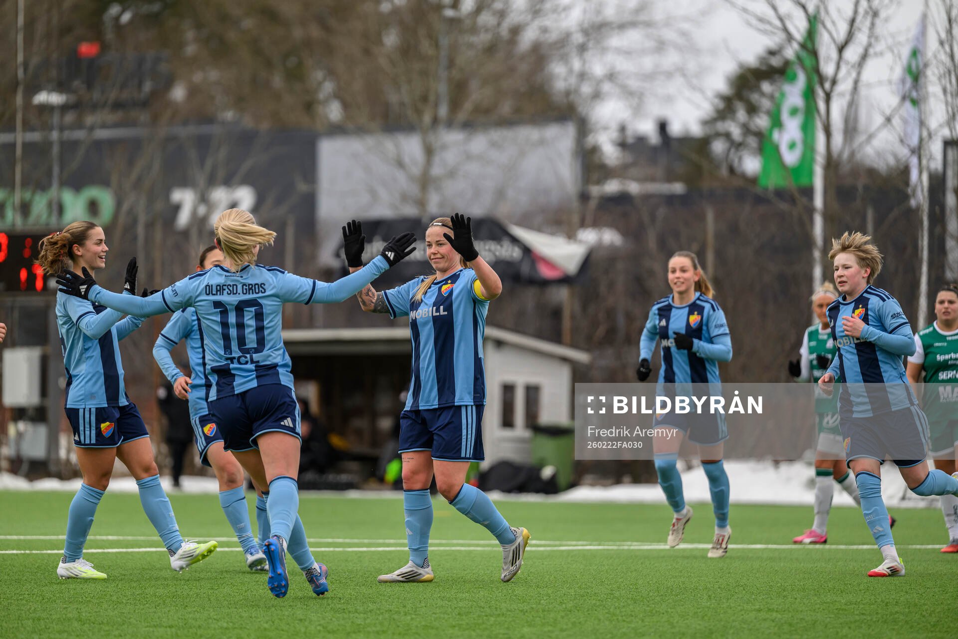 Djurgårdens spelare jublar med målskytt Therese Åsland