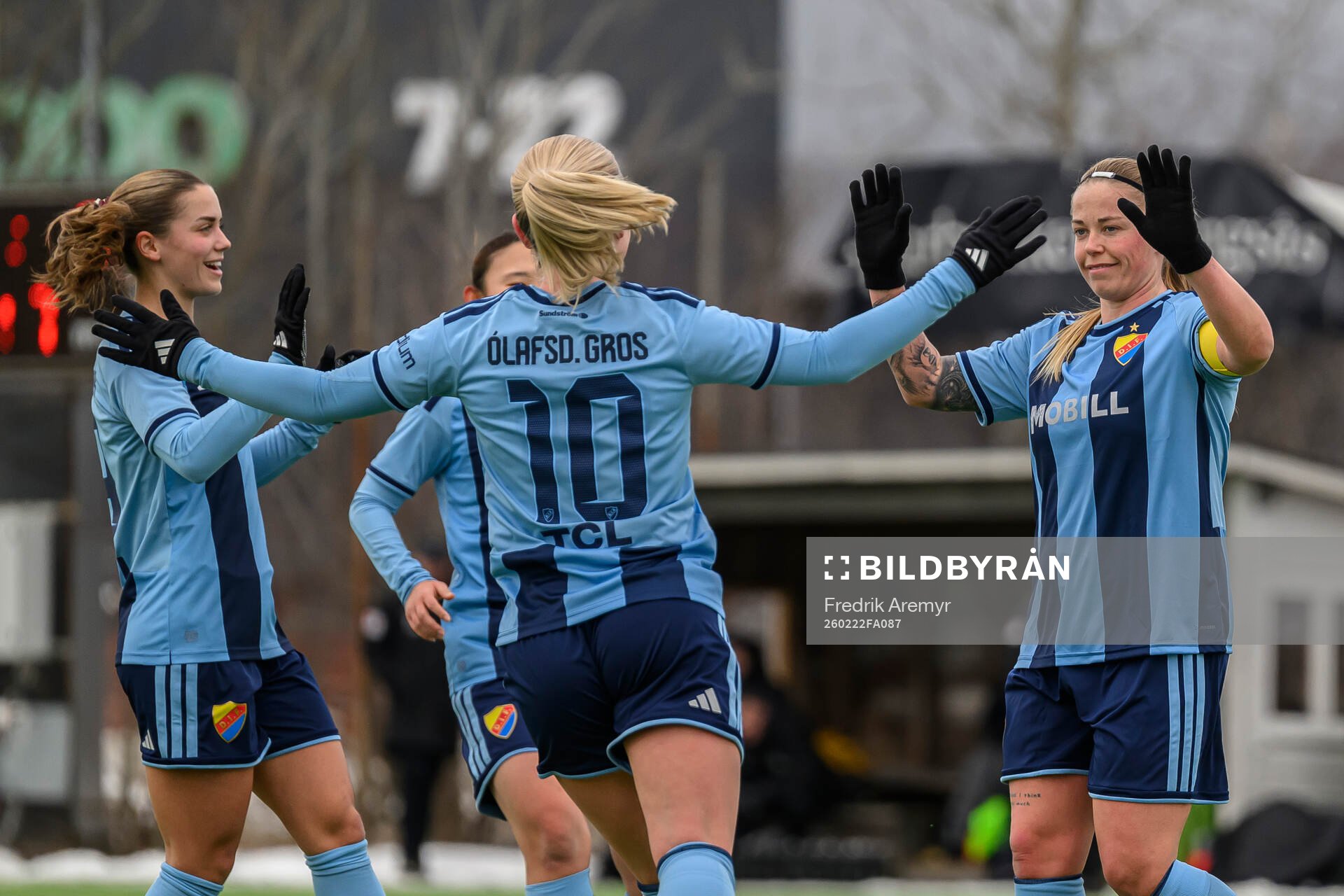 Djurgårdens spelare jublar med målskytt Therese Åsland