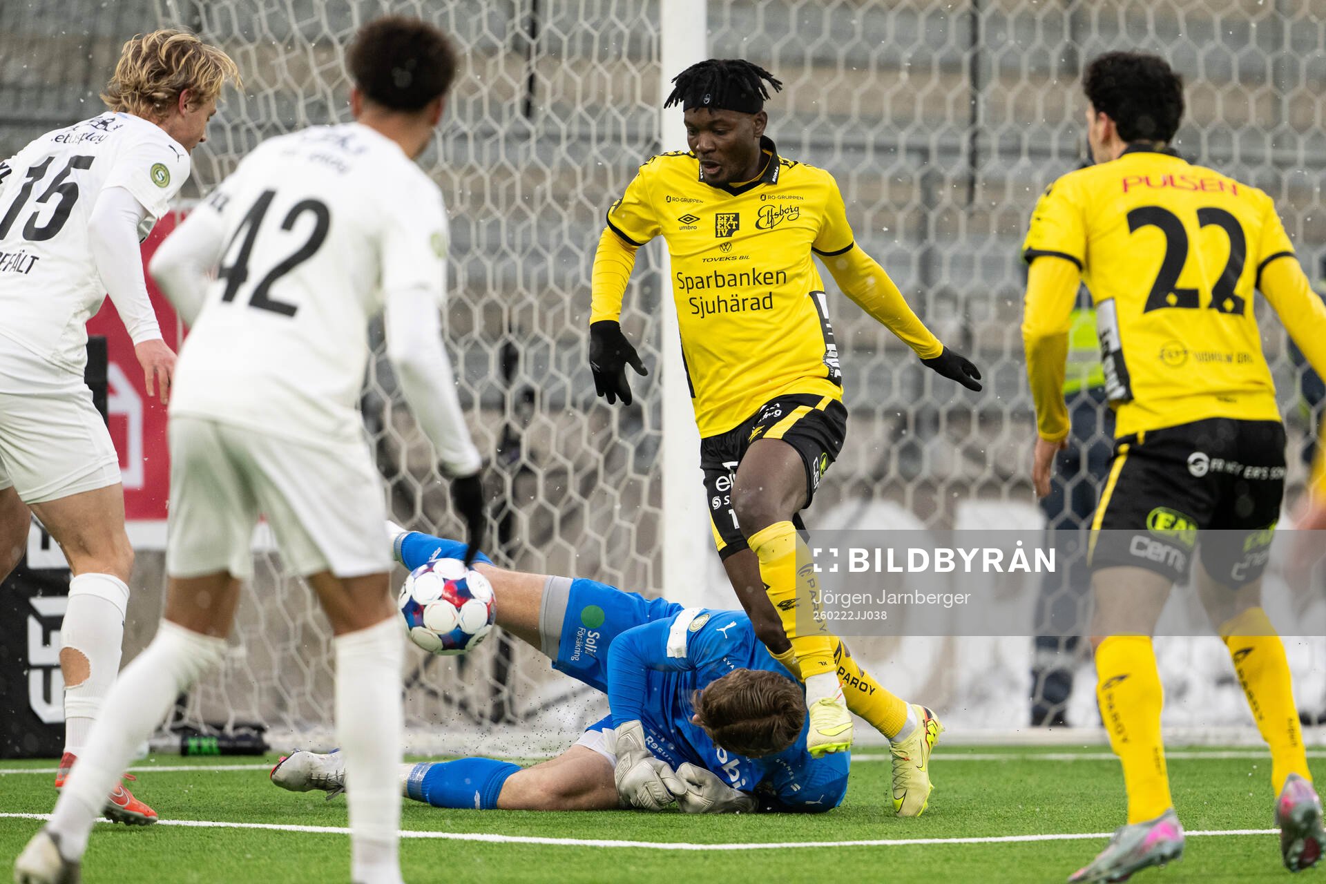 Helsingborgs målvakt Johan Brattberg och Elfsborgs Wolji