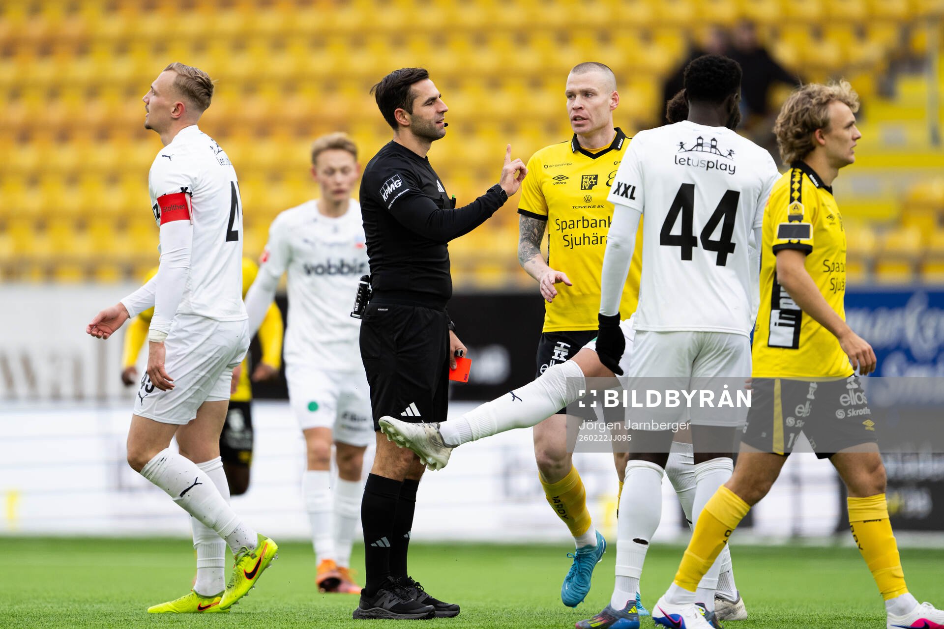 Helsingborgs Jakob Voelkerling Persson har fått rött kort