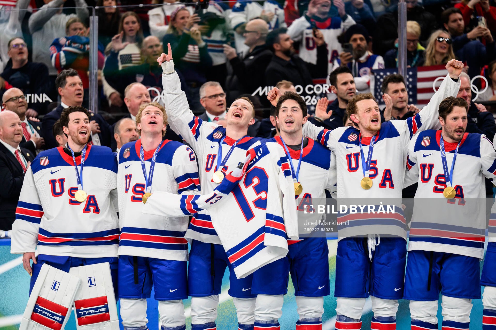 Players of USA with the shirt of Johnny Gaudreau who died