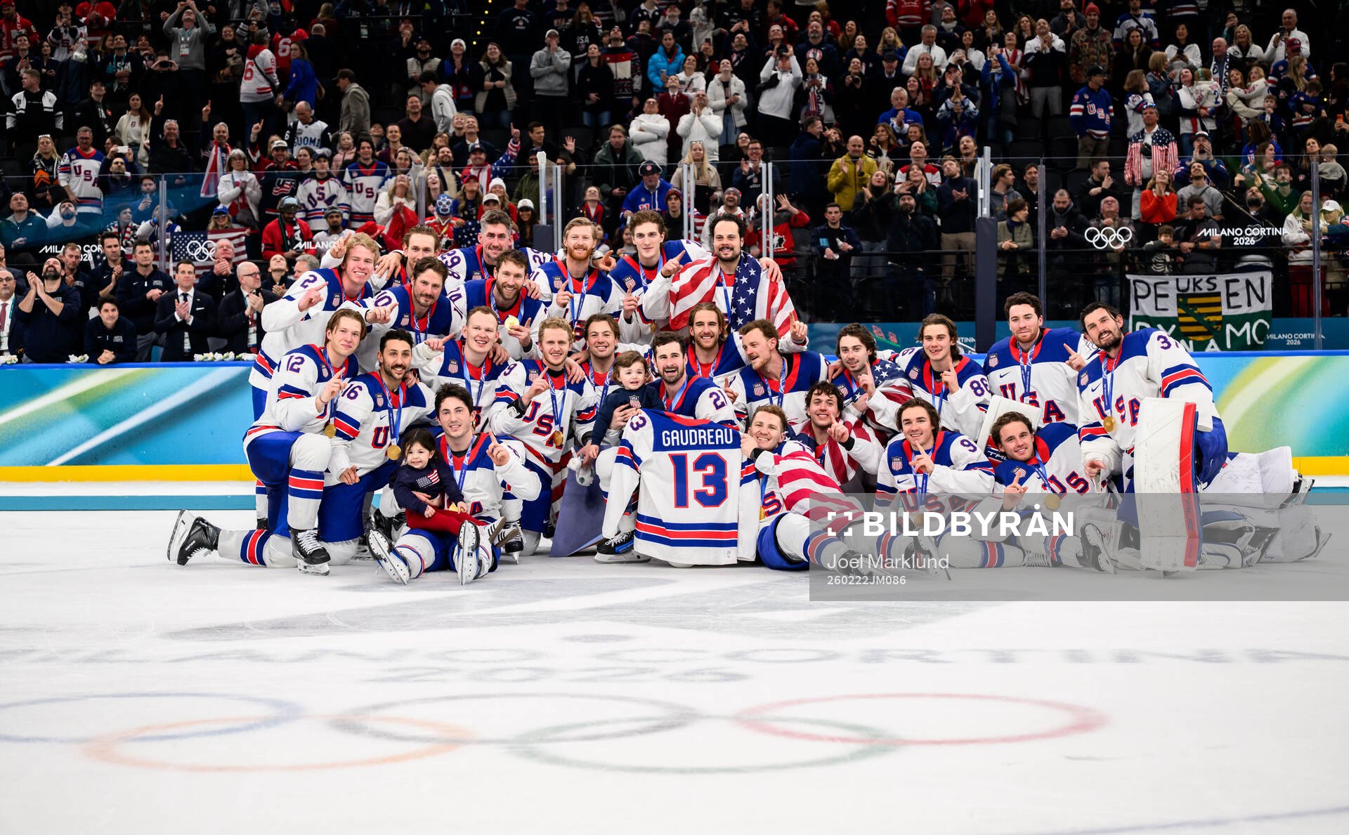 Players of USA with the shirt of Johnny Gaudreau who died