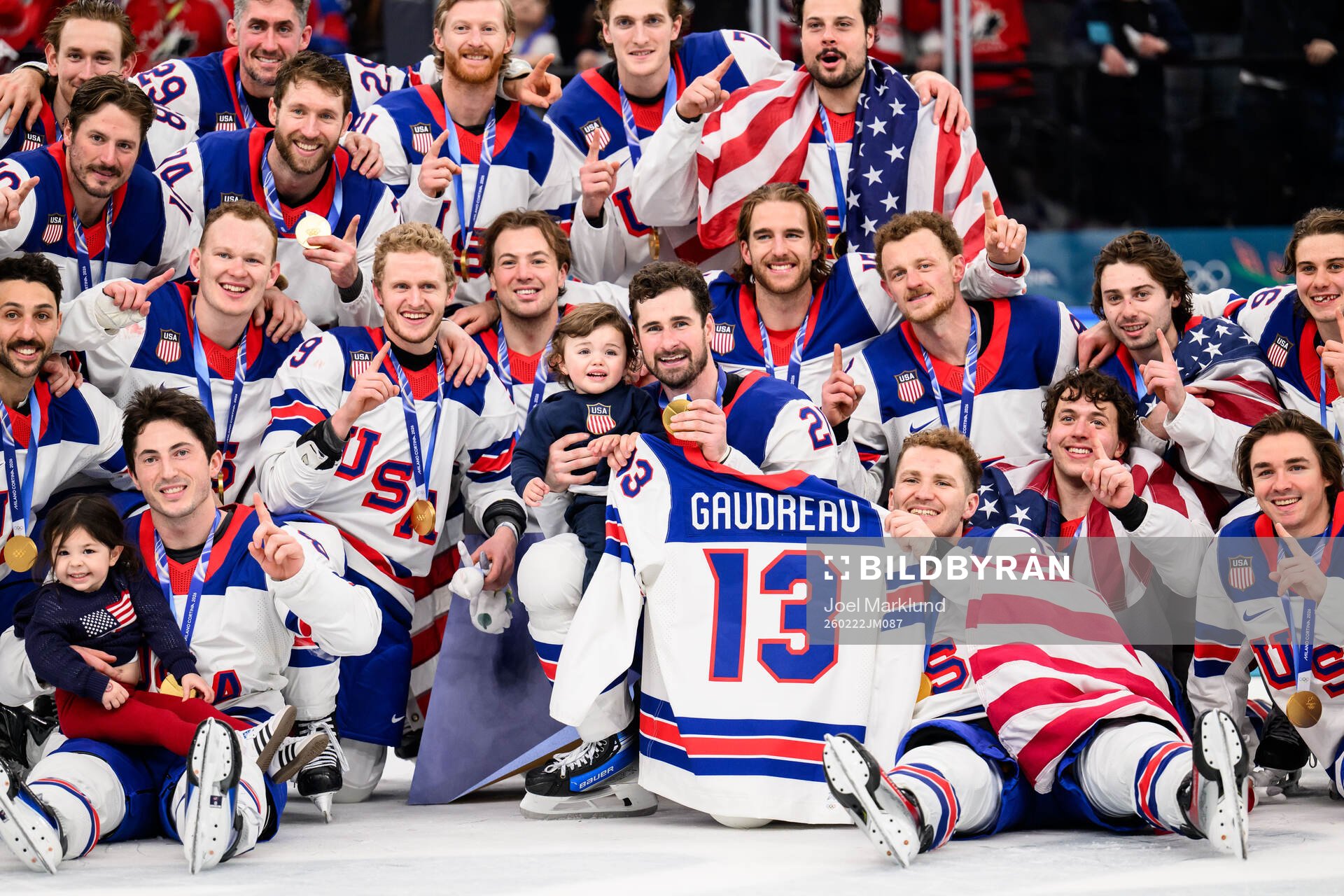 Players of USA with the shirt of Johnny Gaudreau who died