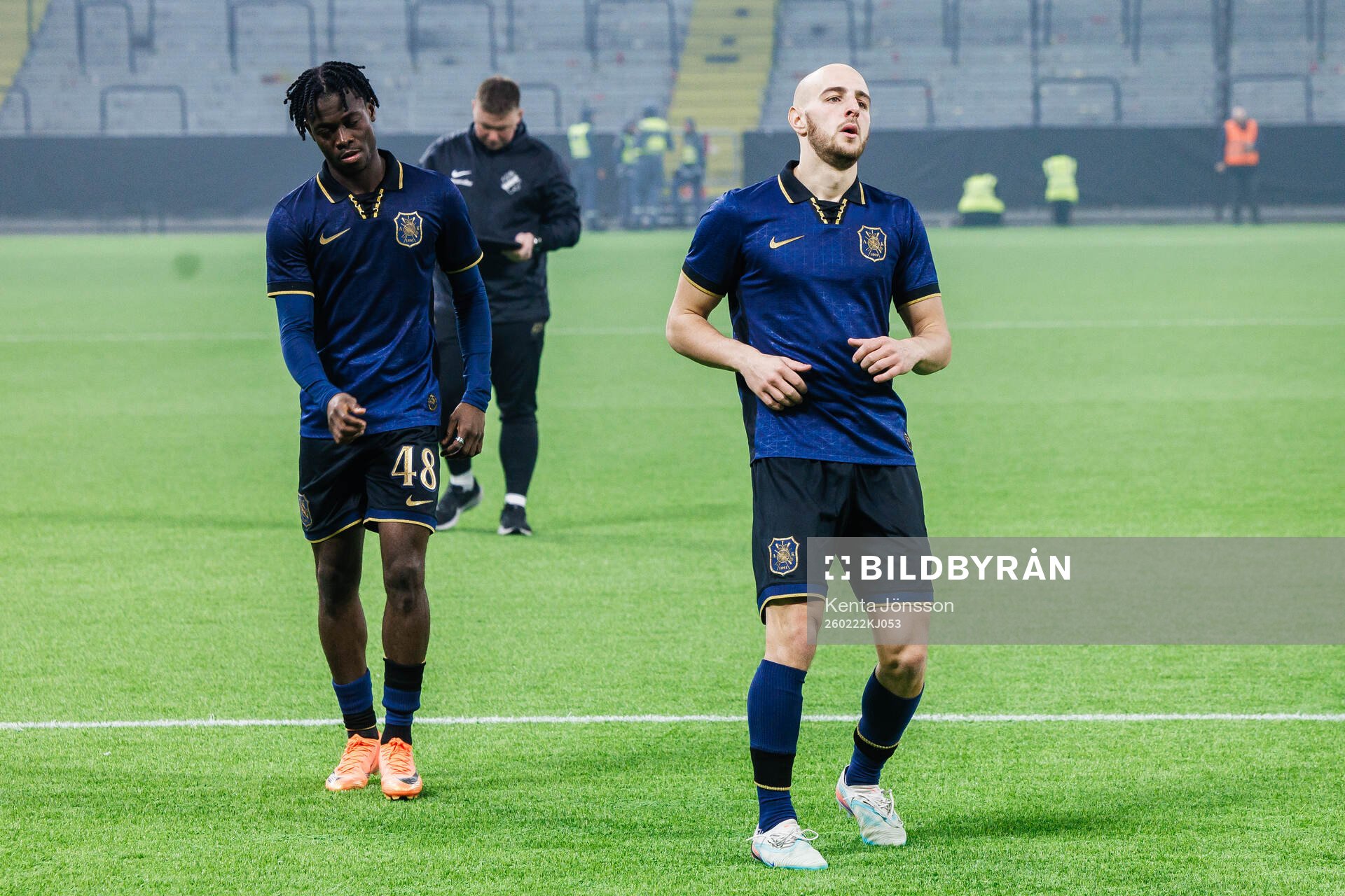 AIKs Axel Kouame och Amel Mujanic deppar