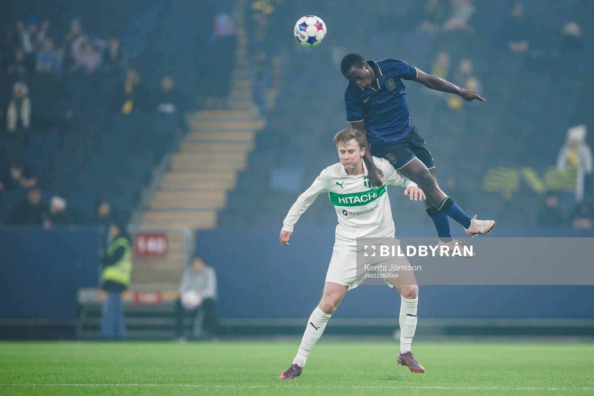 Västerås Karl Gunnarsson och AIKs Stanley Wilson Omondi