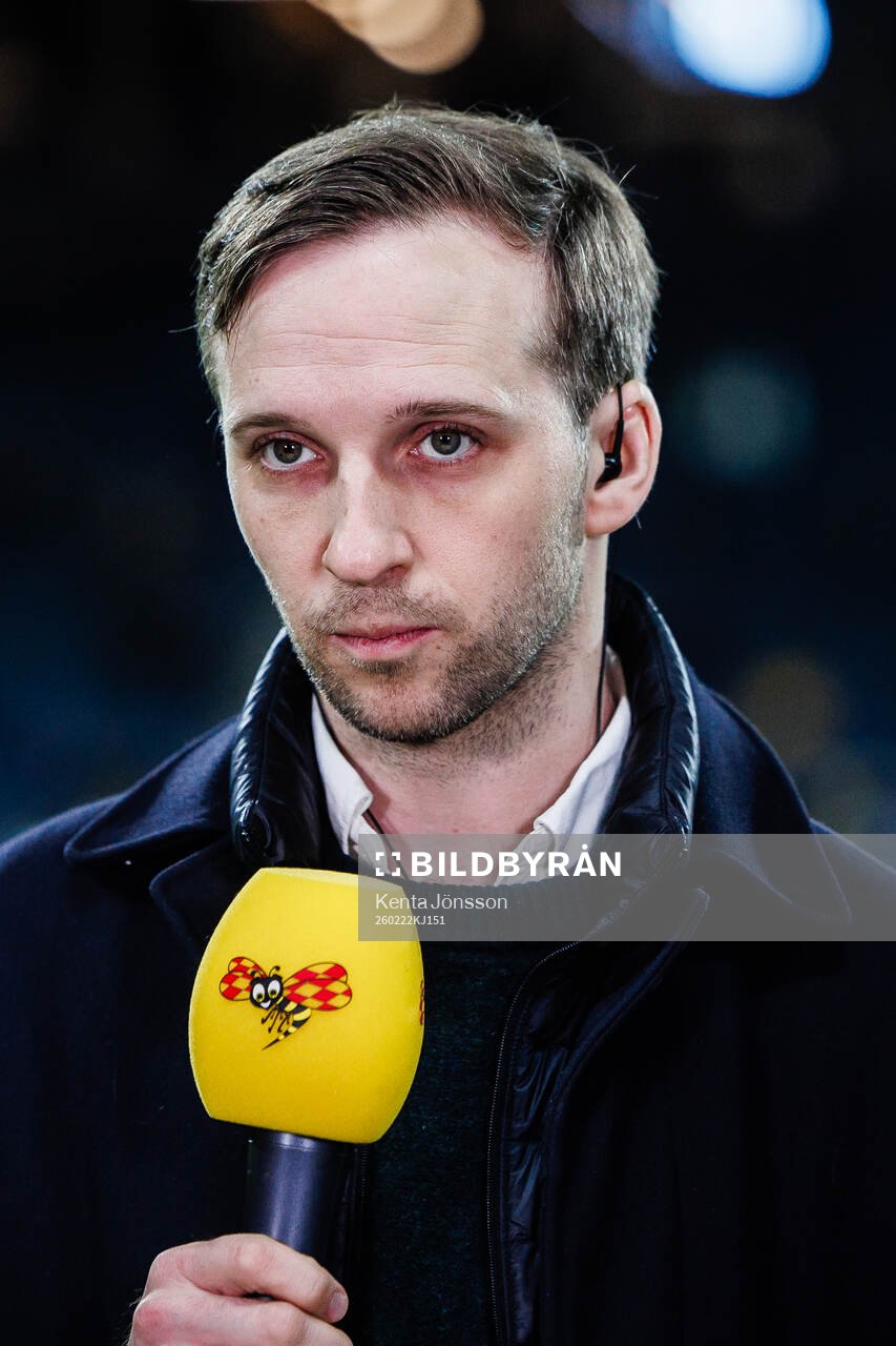 Expressens Noah Bachner i TV-studion införfotbollsmatchen