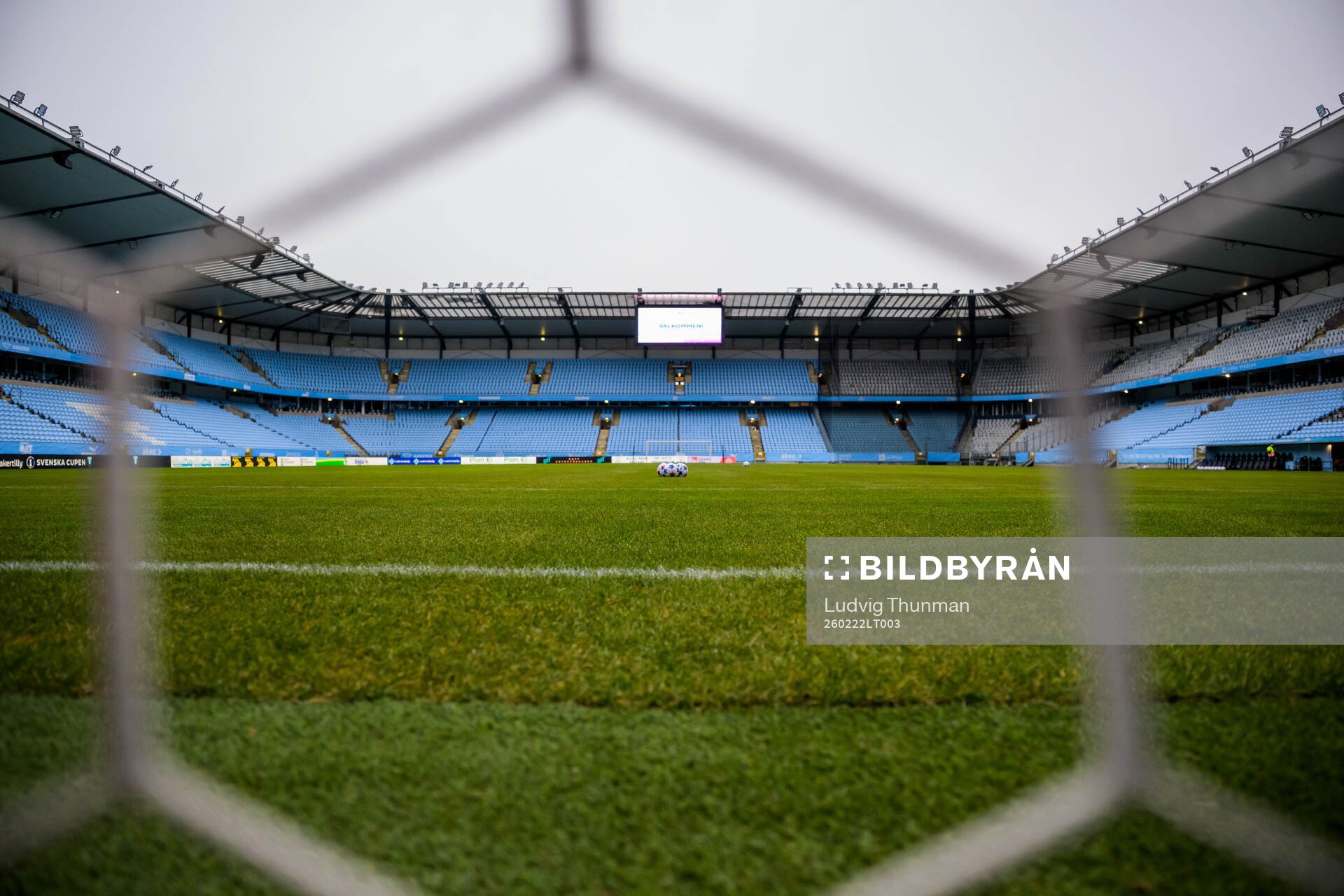 Vy över planen på Eleda Stadion genom målet