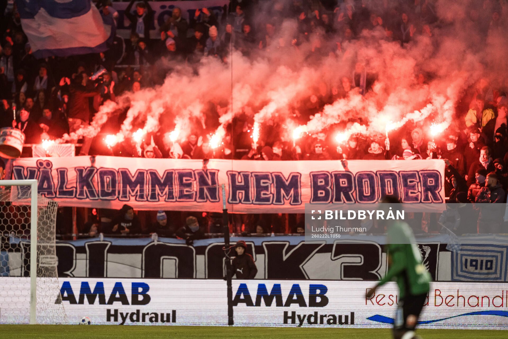 Malmö FFs supportrar med pyroteknik