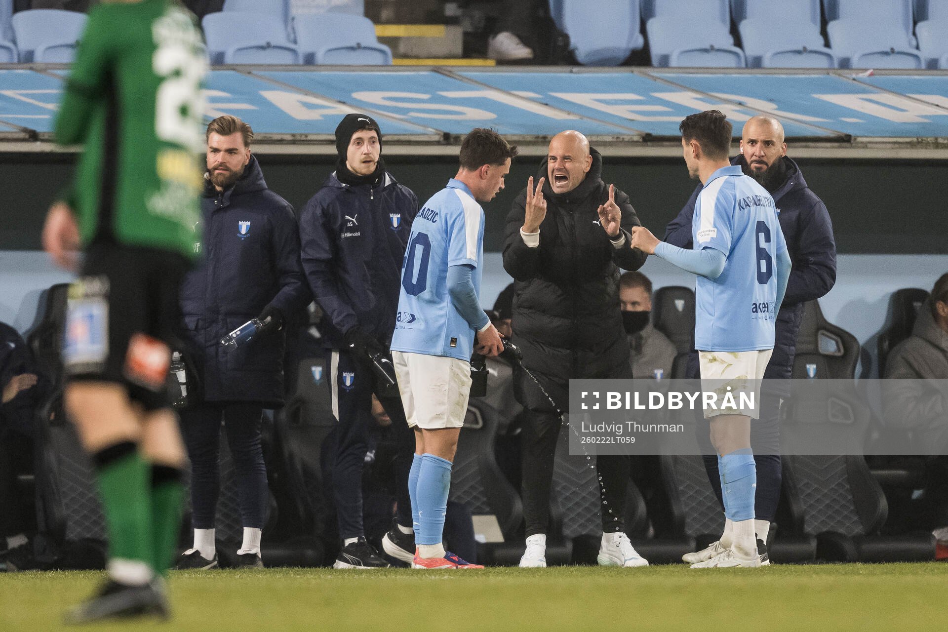 Malmö FFs huvudtränare Miguel Angel Ramirez i samtal med