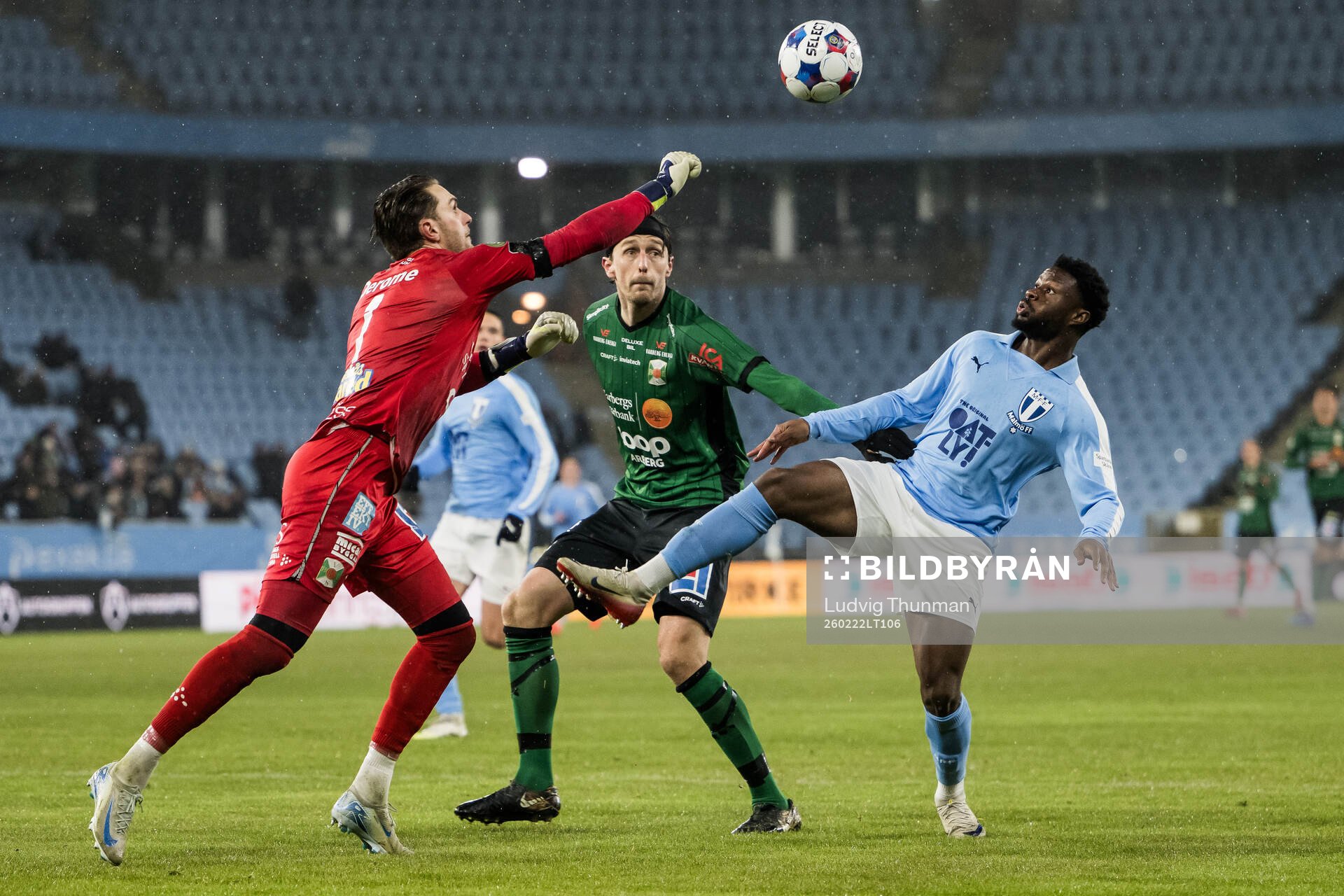 Varbergs målvakt Oscar Ekman och Malmö FFs Emmanuel Ekong