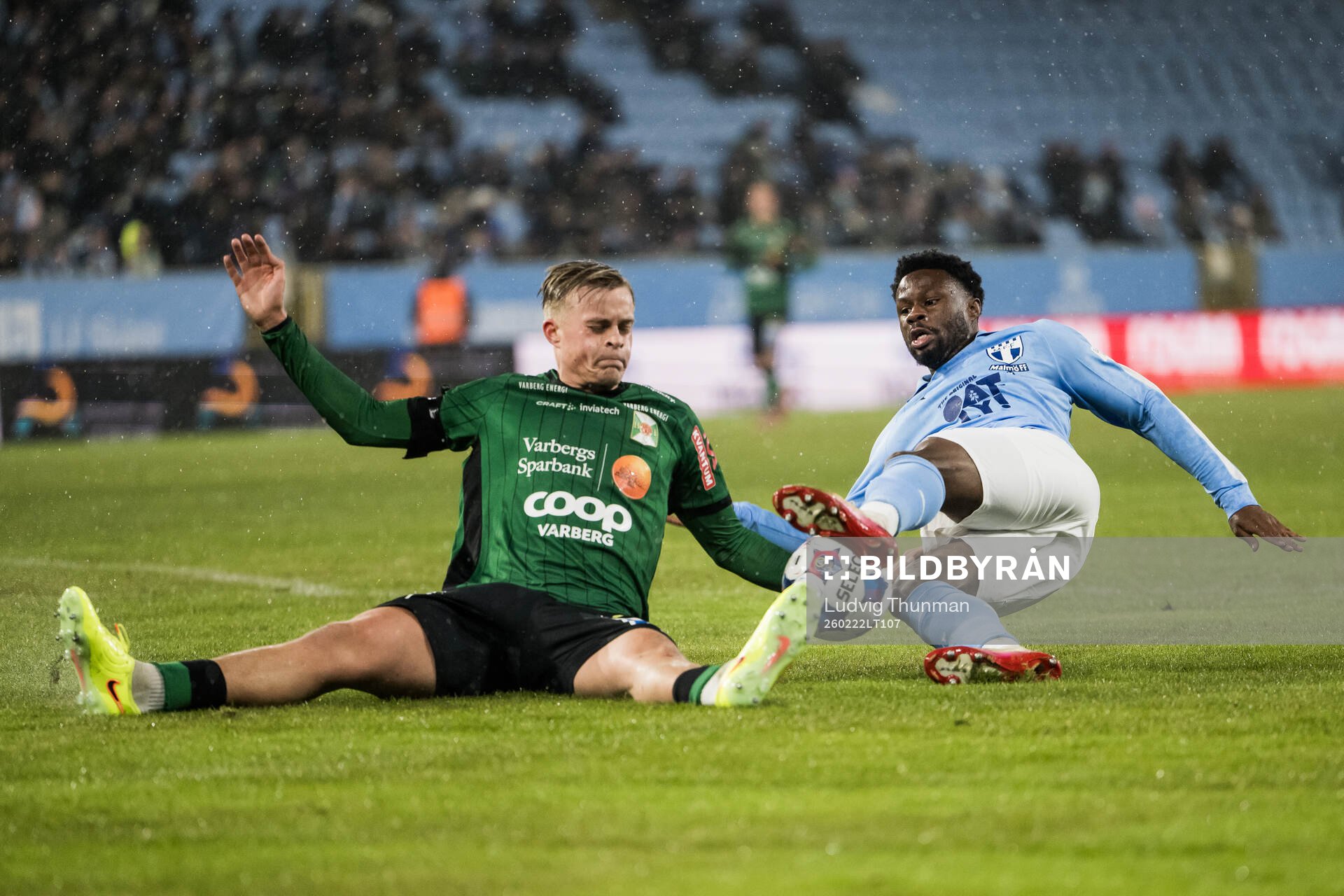 Varbergs Edvin Tellgren och Malmö FFs Emmanuel Ekong