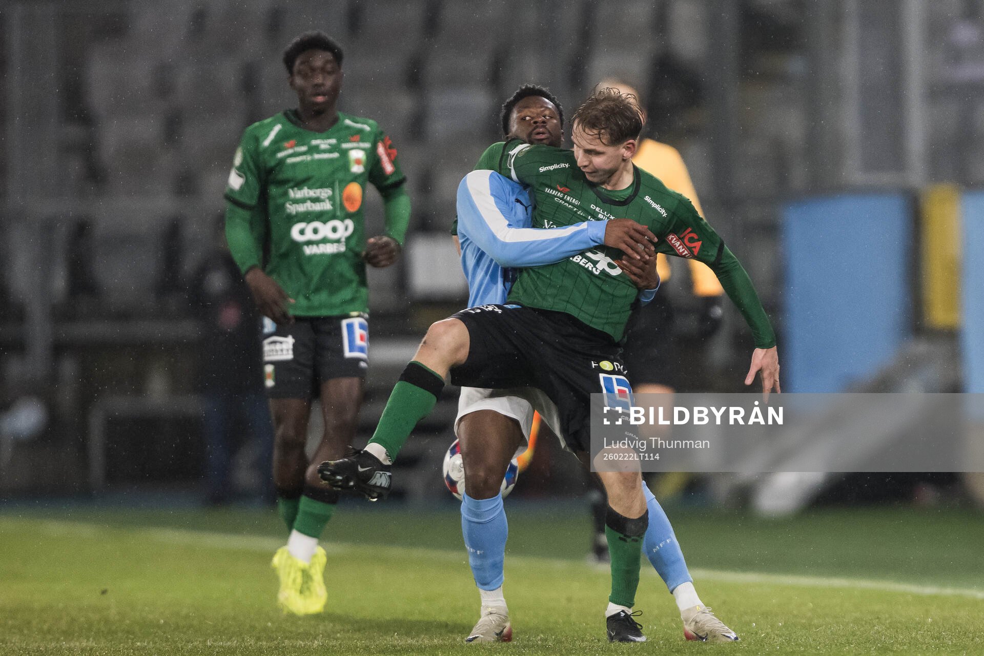 Varbergs Axel Vidjeskog och Malmö FFs Emmanuel Ekong