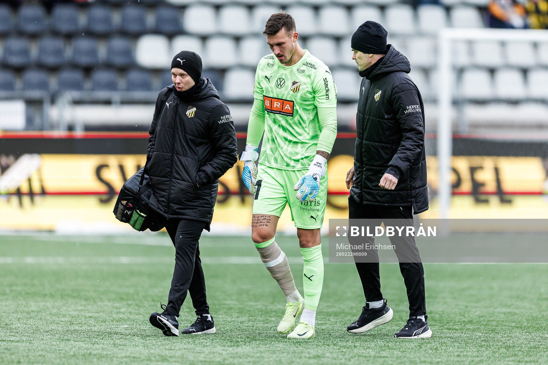 Häckens målvakt Andreas Linde lämnar planen skadad