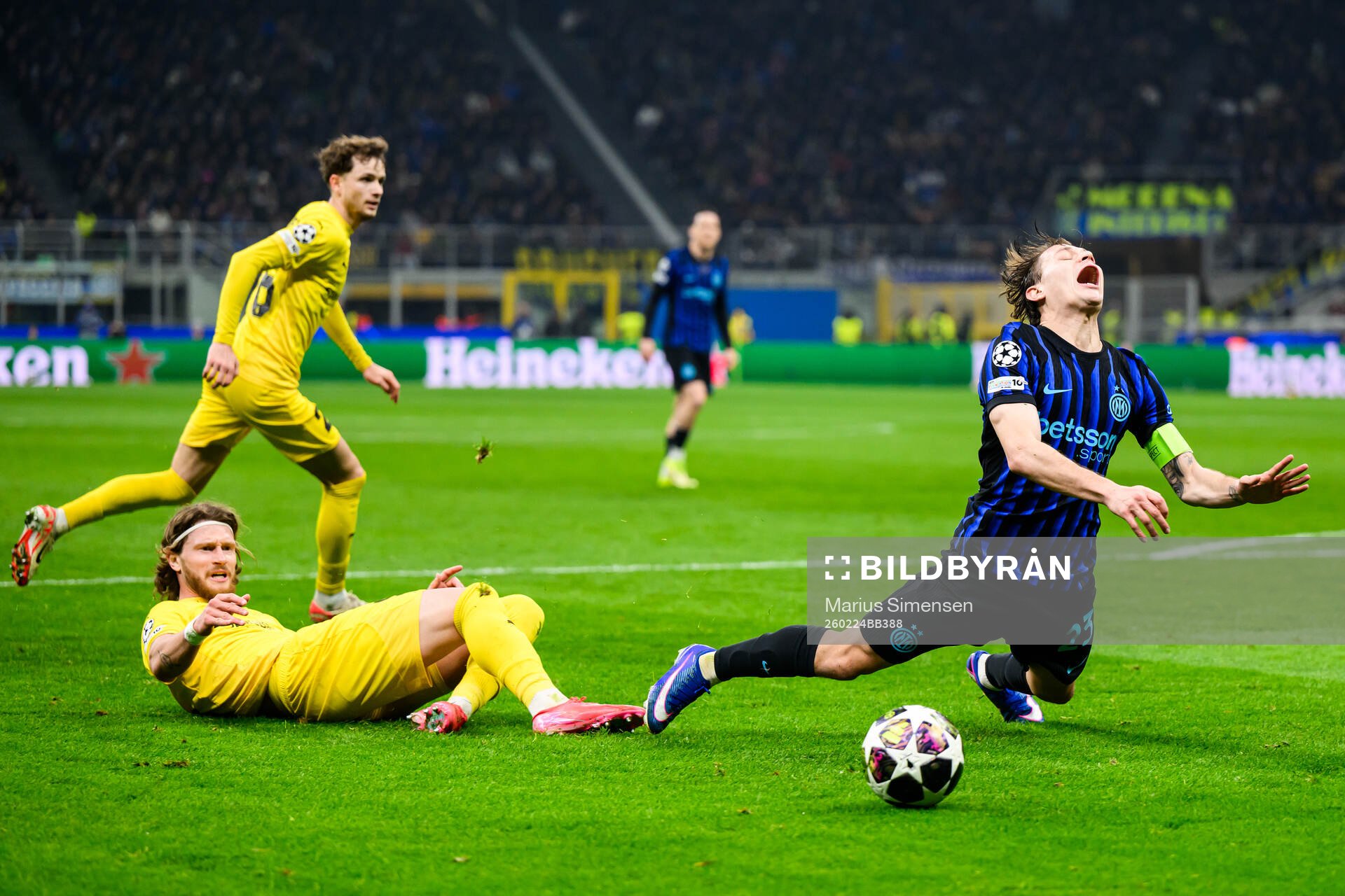 Kasper Høgh of Bodø/Glimt and Nicolò Barella of Inter