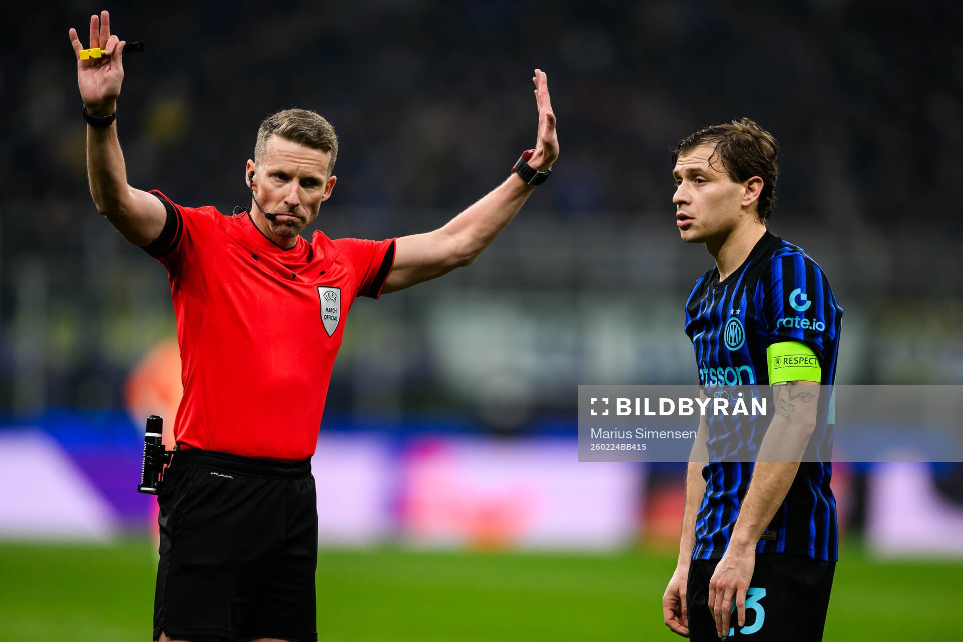 Referee Alejandro Hernández and Nicolò Barella of Inter