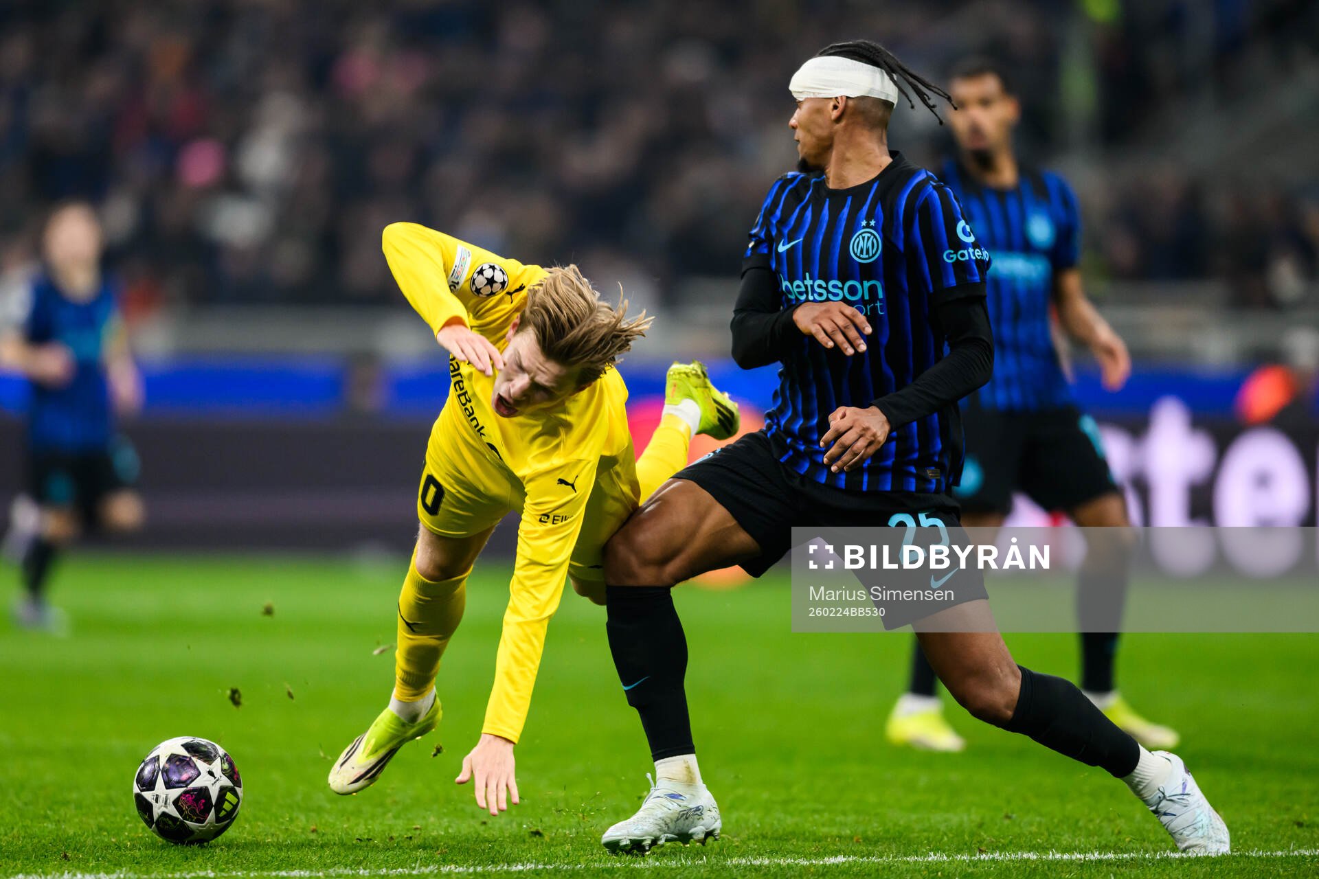 Jens Petter Hauge of Bodø/Glimt and Manuel Akanji of Inter