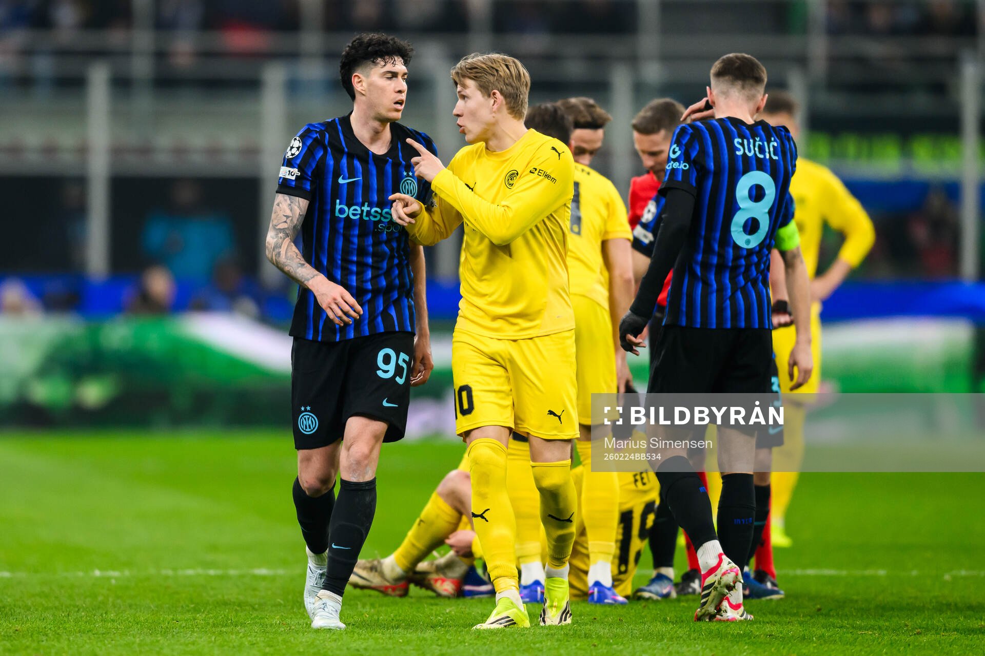 Alessandro Bastoni of Inter and Jens Petter Hauge of