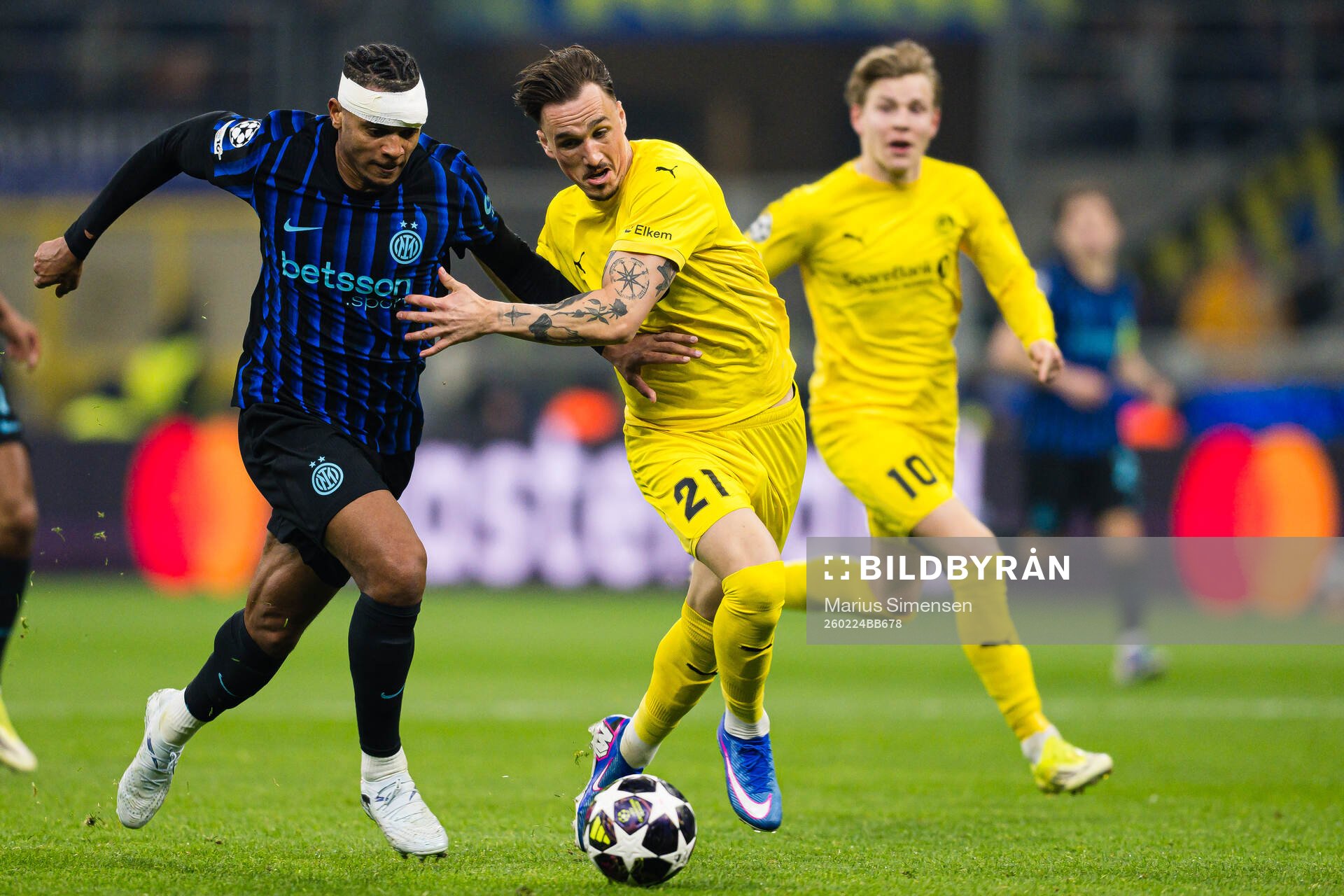 Manuel Akanji of Inter and Andreas Helmersen of Bodø/Glimt