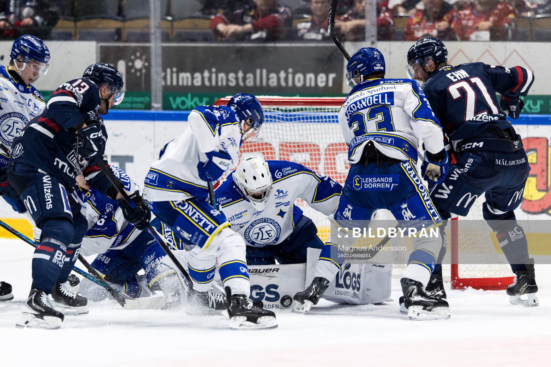 Leksands målvakt Filip Larsson mot Linköpings Jakub Vrana