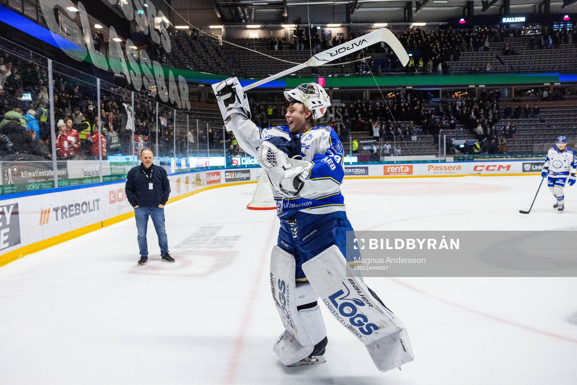 Leksands målvakt Filip Larsson jublar