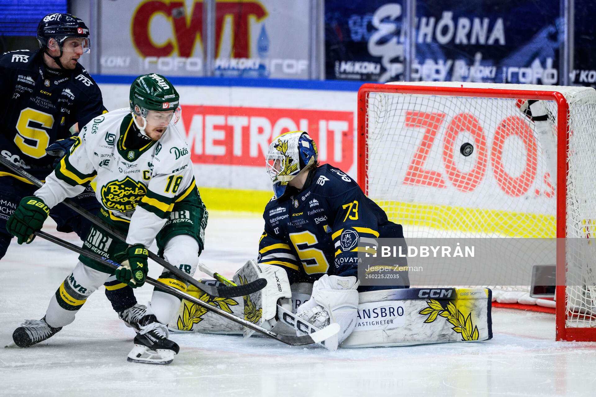 Södertäljes målvakt Love Härenstam och Björklövens