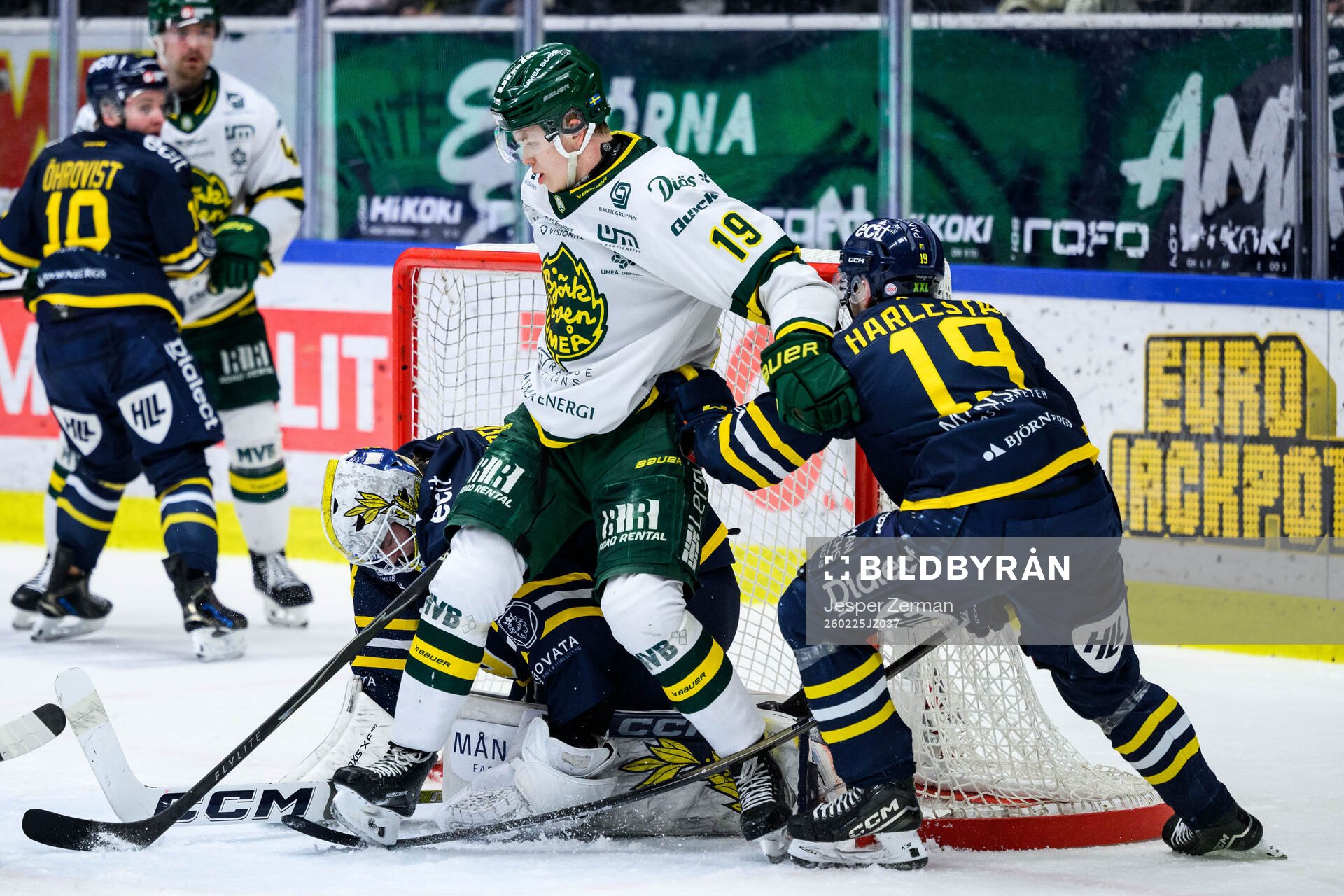 Björklövens Liam Dower Nilsson och Södertäljes målvakt