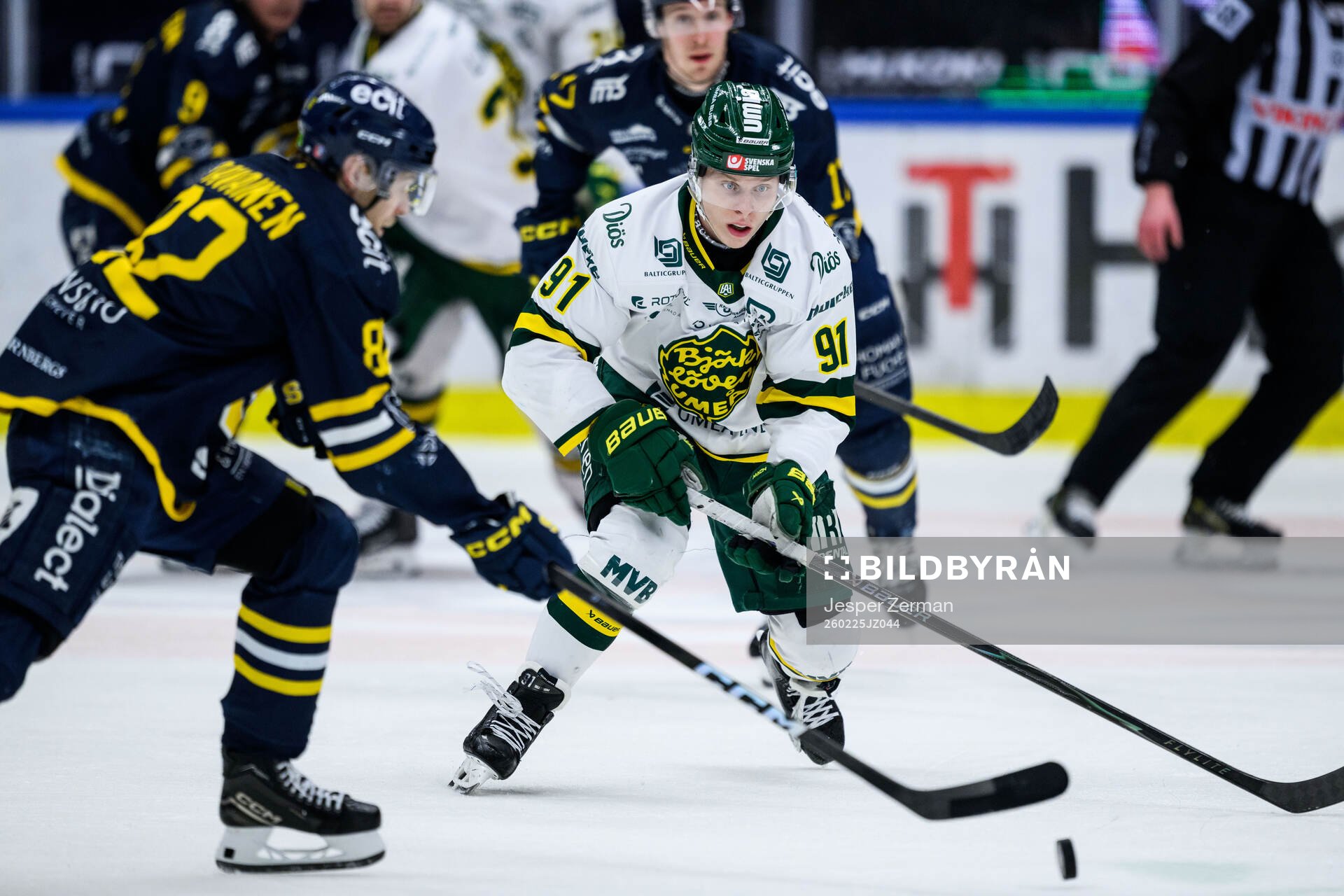 Södertäljes Roope Laavainen och Björklövens Oscar