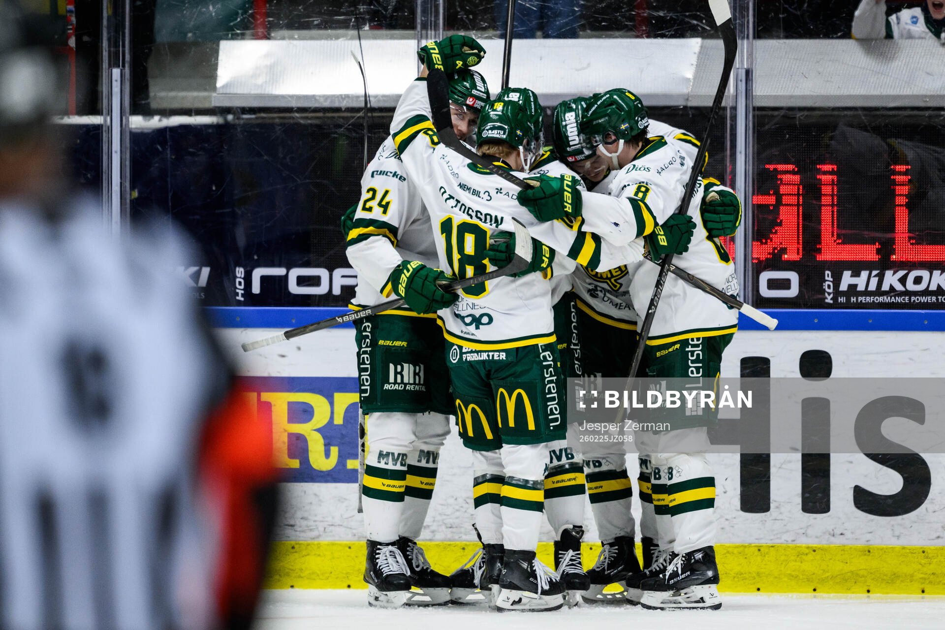 Björklövens Oscar Tellström jublar med lagamrater