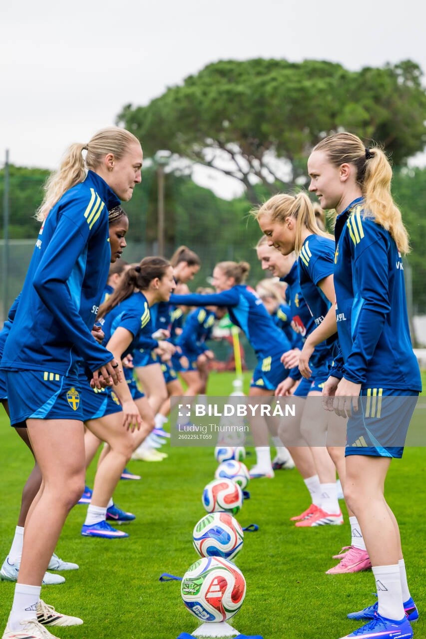 Elma Junttila Nelhage and Matilda Vinberg of the Swedish
