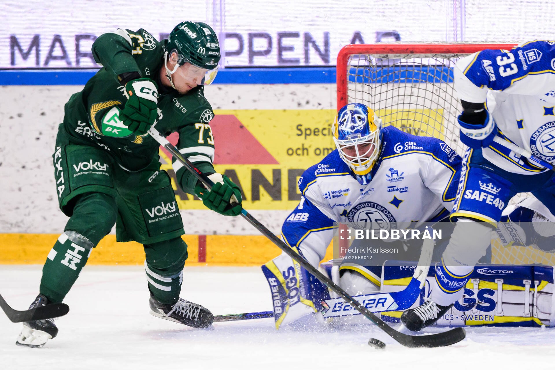 Färjestads Adam Ollas Mattsson och Leksands målvakt