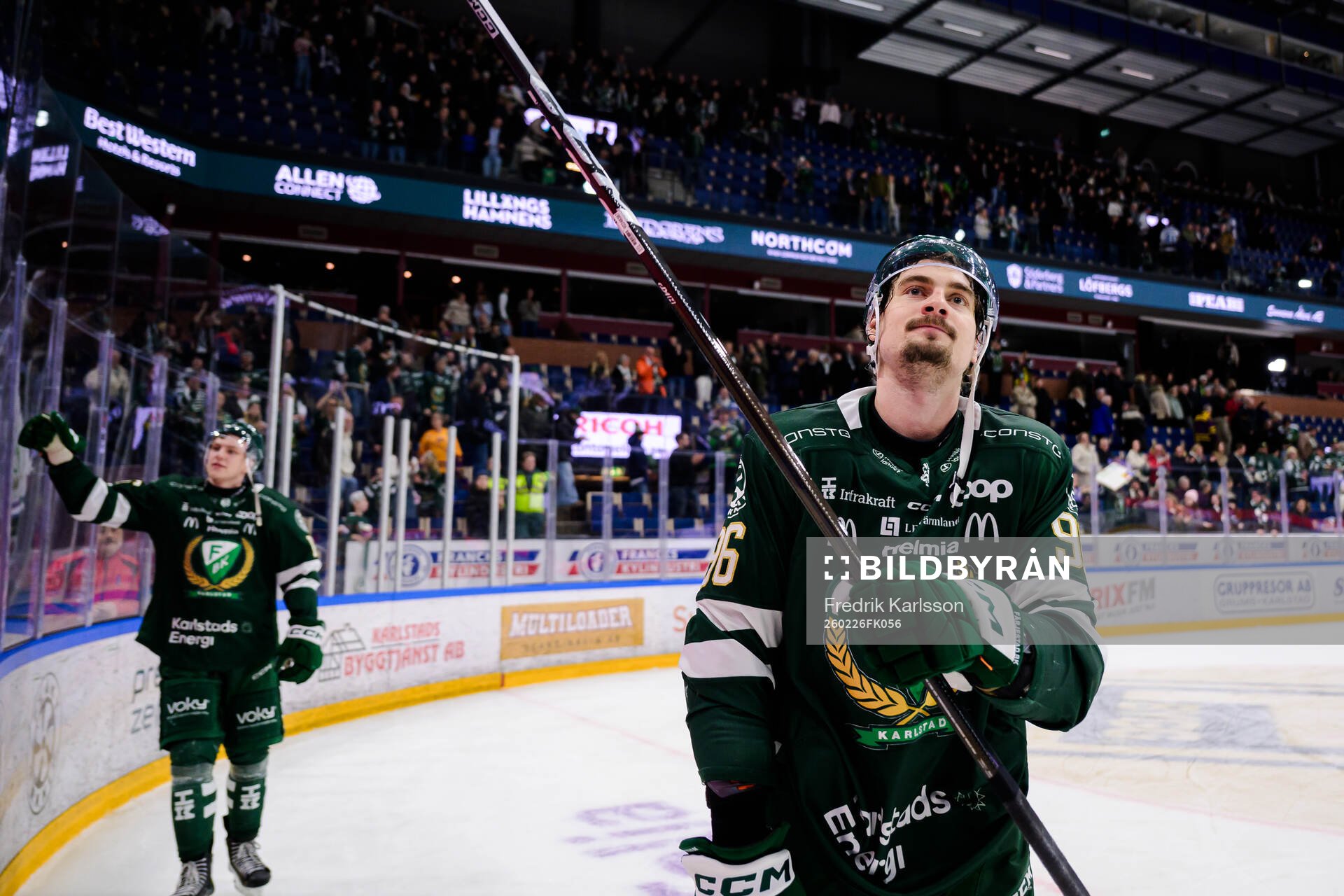 Färjestads David Tomasek jublar