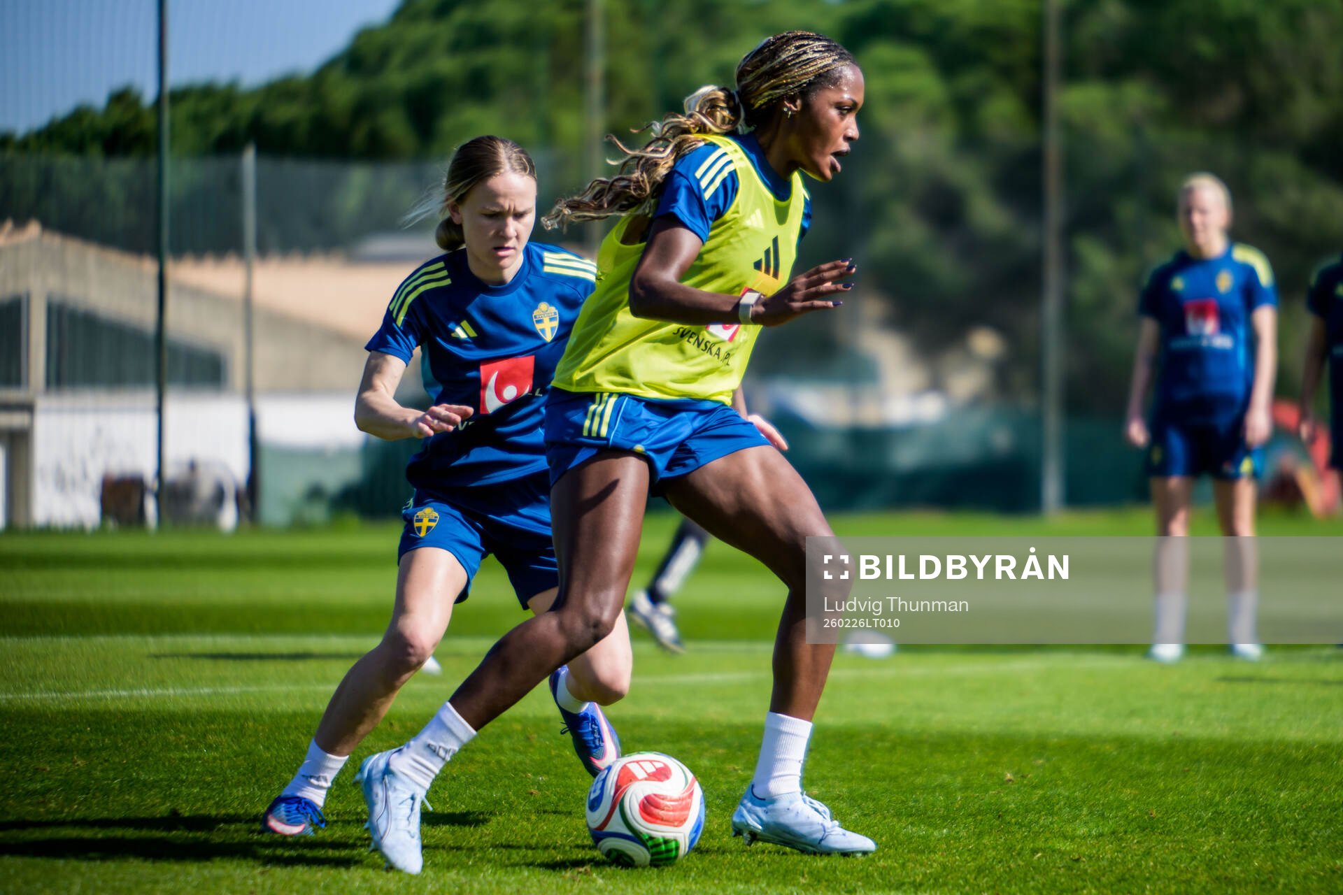 Matilda Vinberg and Evelyn Ijeh of the Swedish women's