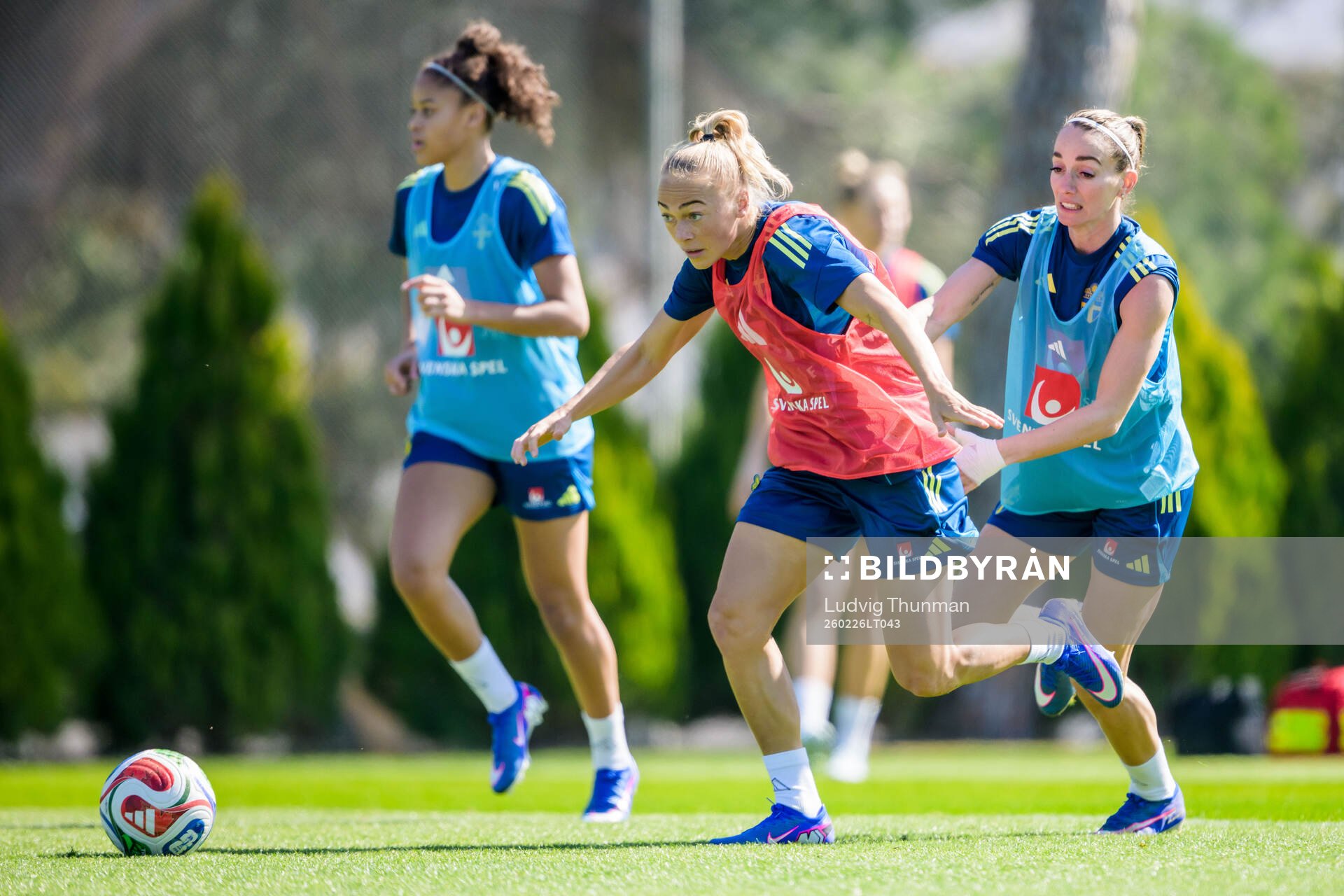 Felicia Schröder, Hanna Bennison and Kosovare Asllani of