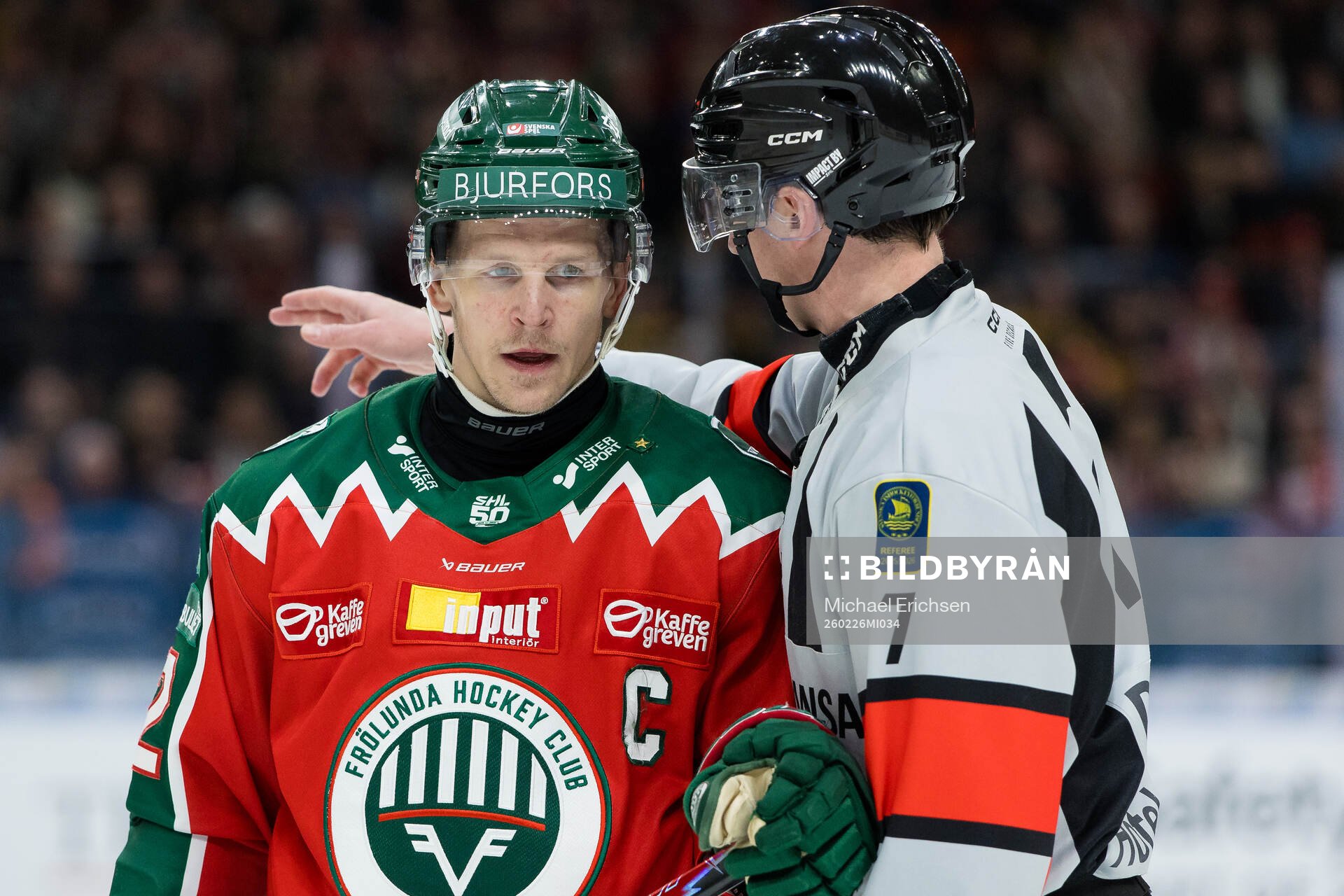 Frölundas Max Friberg i samtal med domare