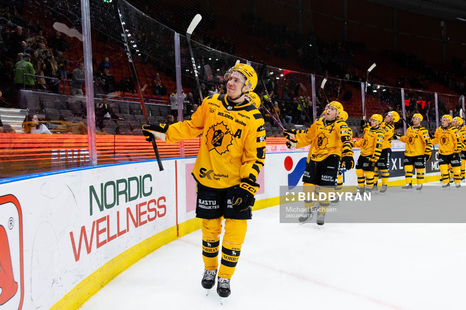 Skellefteås Pär Lindholm jublar och tackar supportrarna