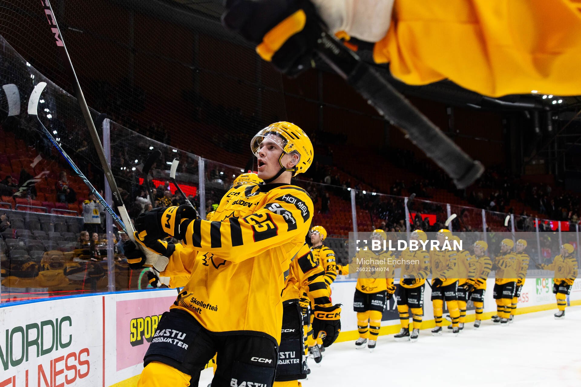 Skellefteås Pontus Johansson jublar och tackar supportrarna