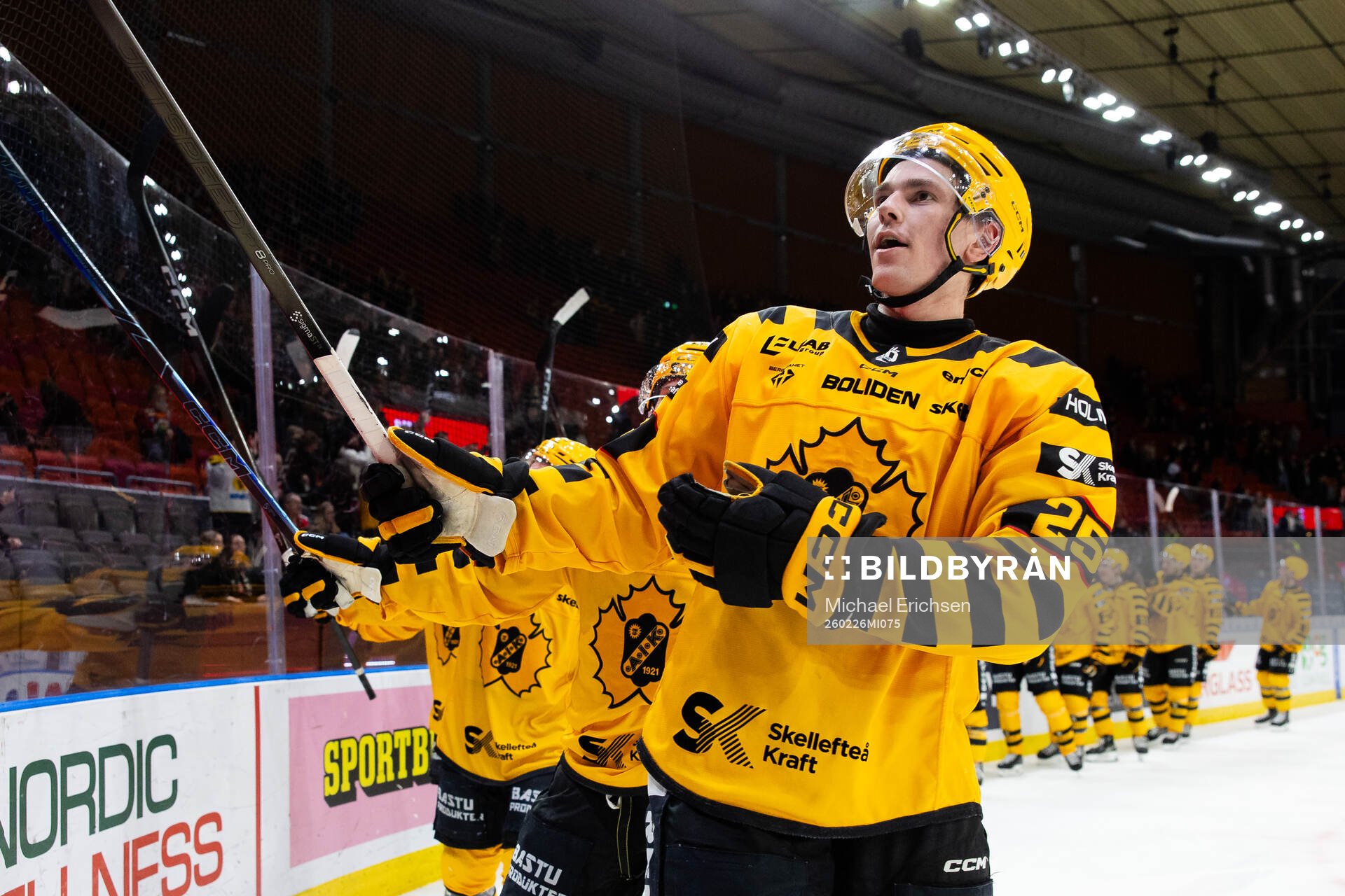 Skellefteås Pontus Johansson jublar och tackar supportrarna